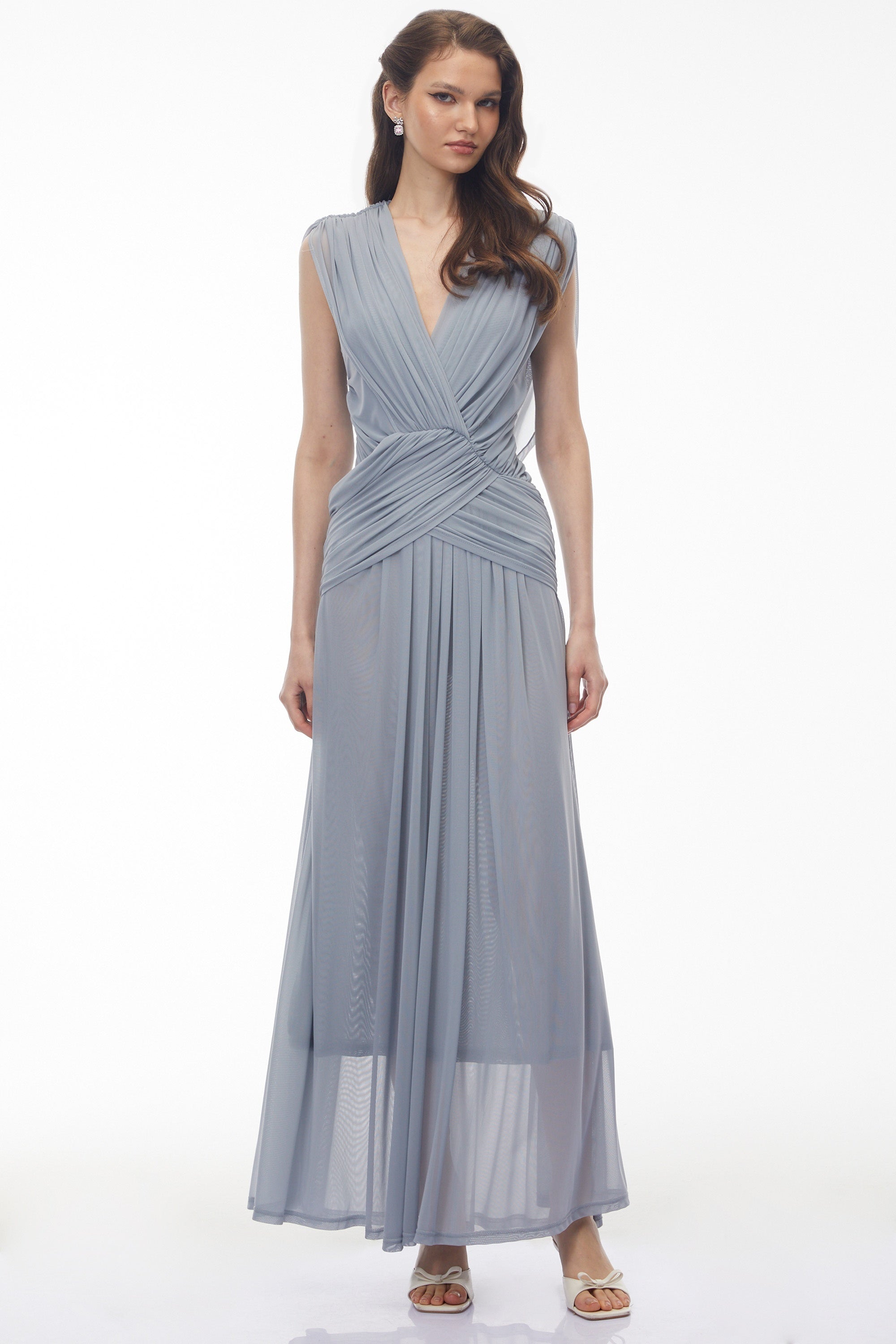 Robe longue froncée à encolure en V et croisement sur le devant Quiana, bleu ardoise