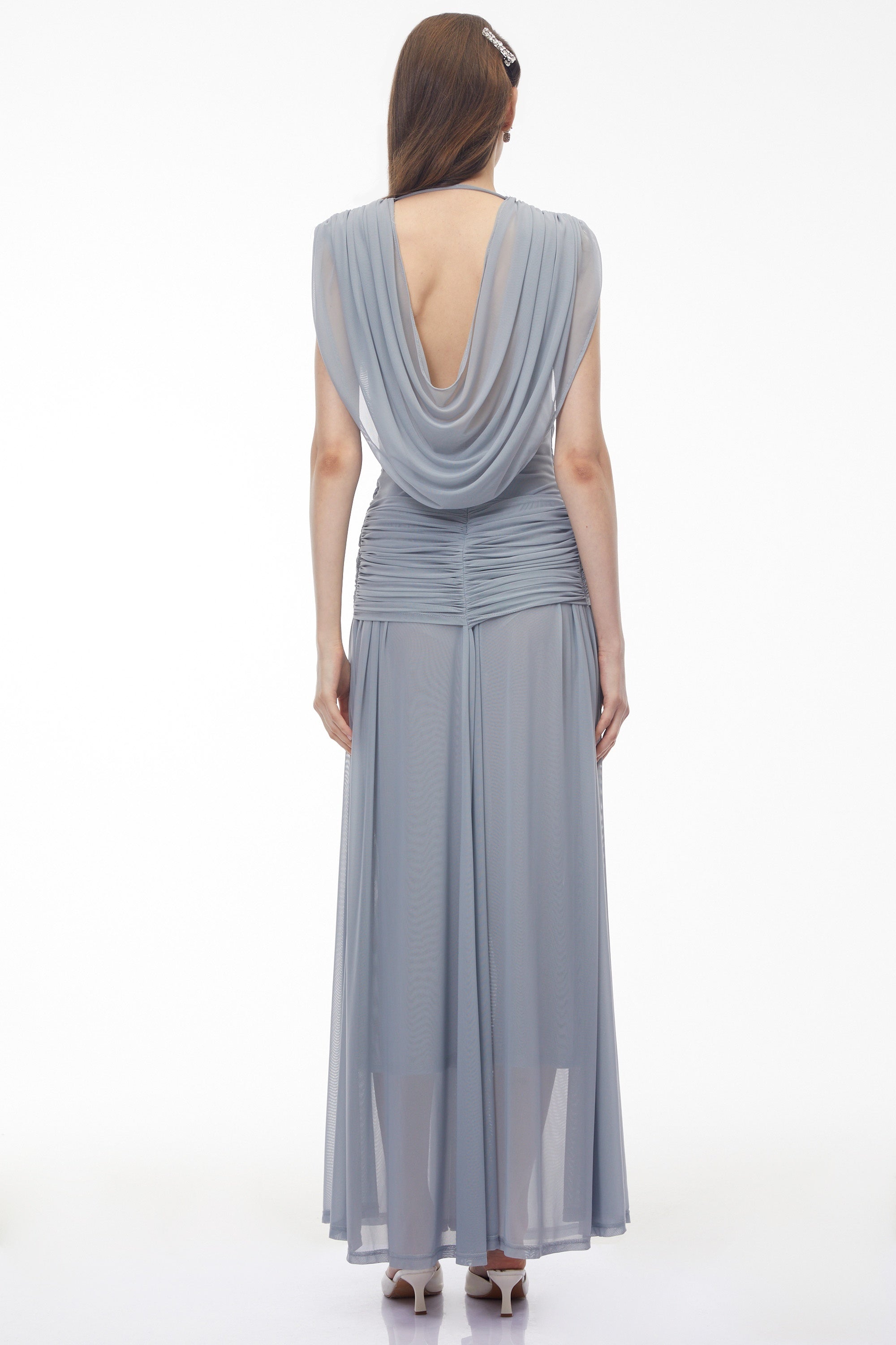 Robe longue froncée à encolure en V et croisement sur le devant Quiana, bleu ardoise