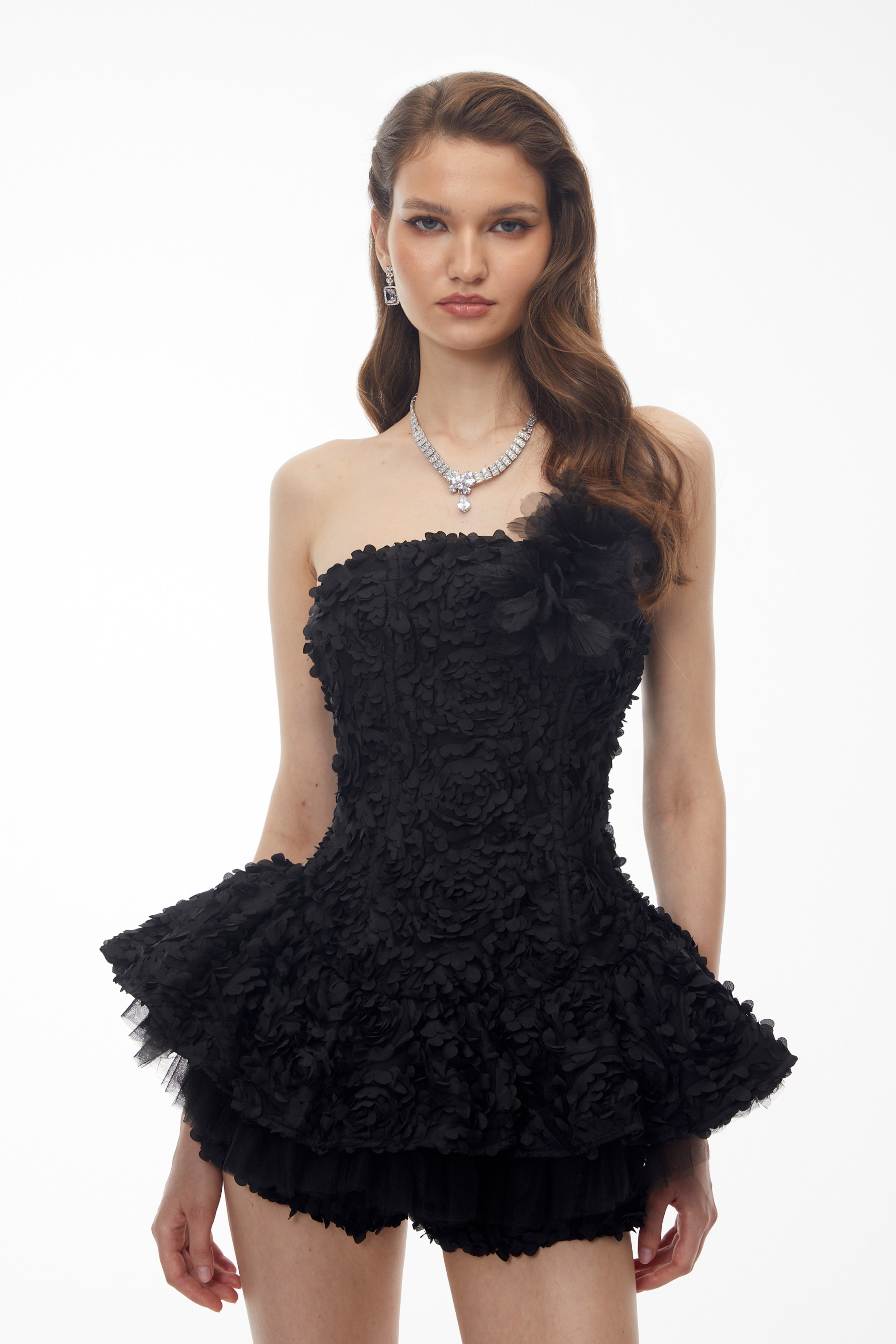 Mini-robe à épaules dénudées Quilla Black avec motifs floraux en 3D