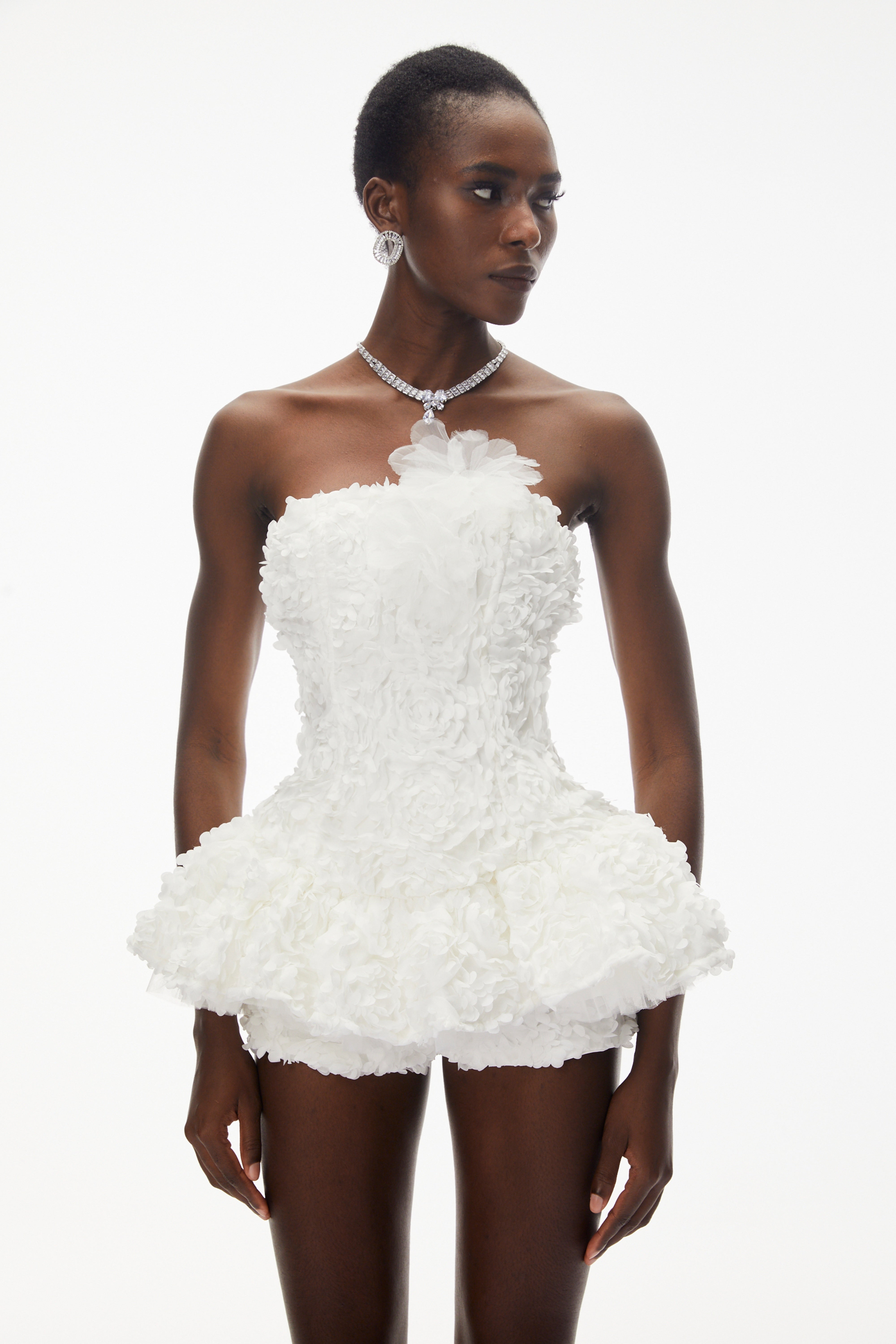 Mini-robe à épaules dénudées Quilla White avec motifs floraux en 3D