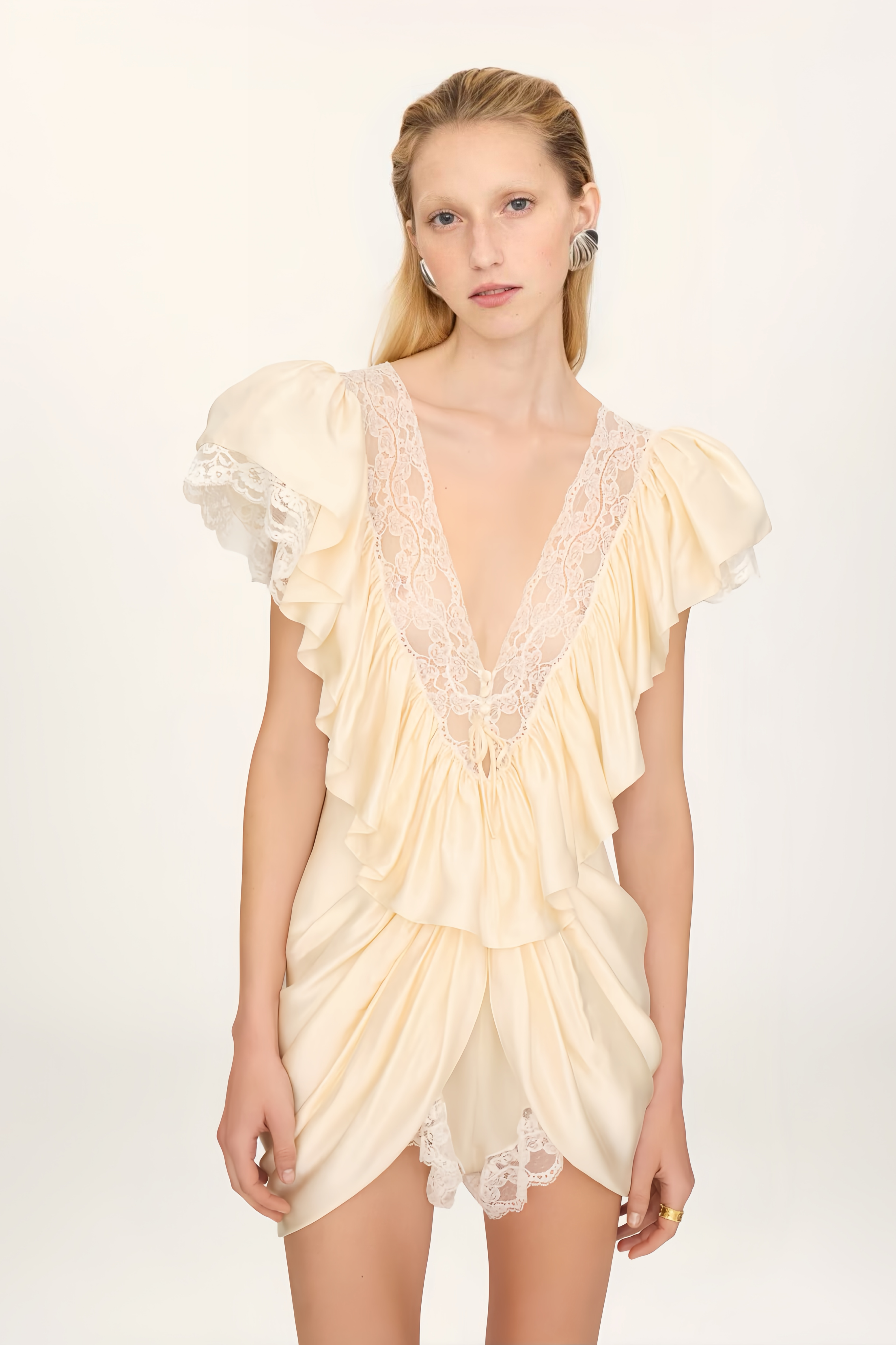 بذلة قصيرة برقبة على شكل V من الساتان الحريري والدانتيل