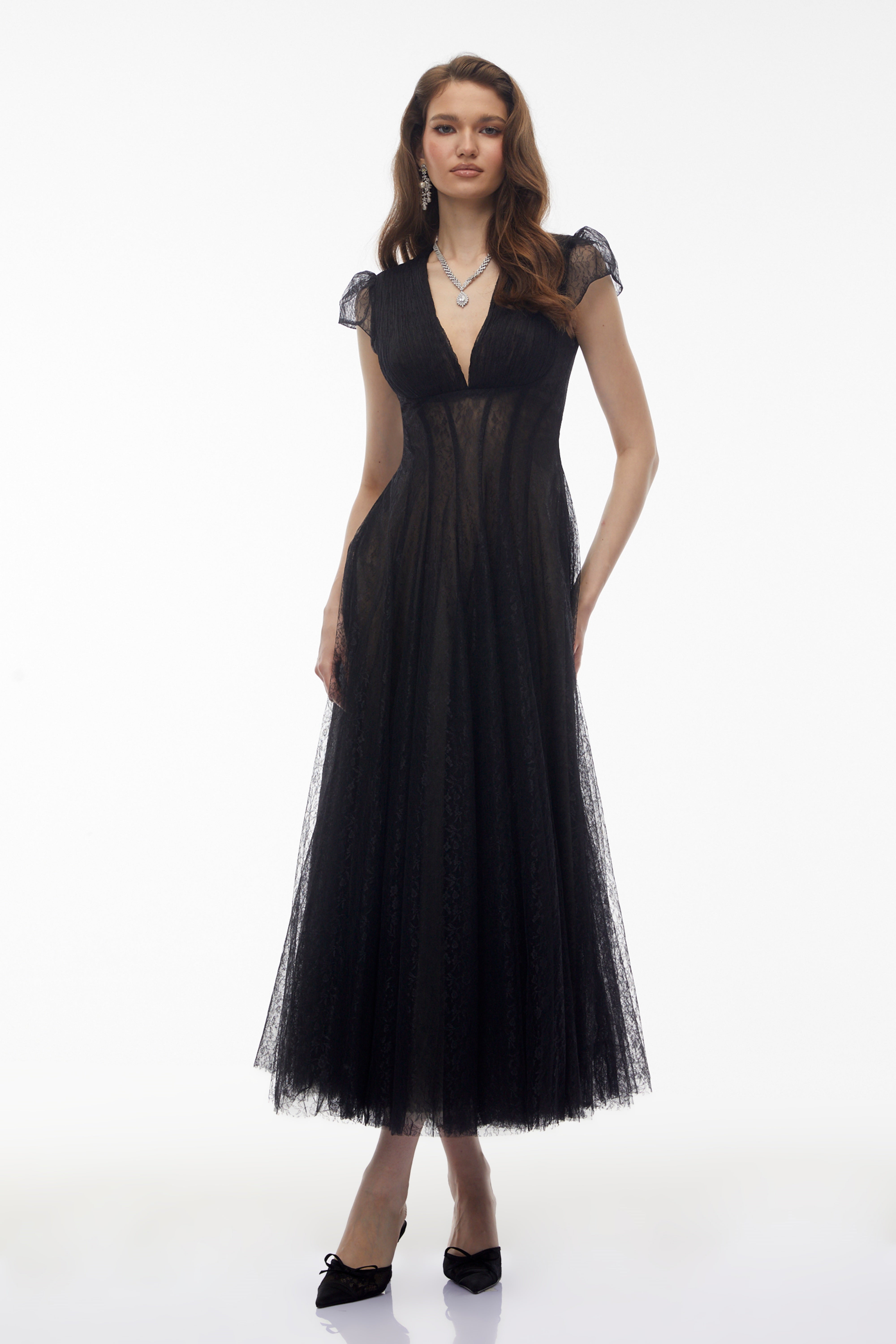 Radiya Schwarzes Maxikleid mit floraler Spitze und Plissee