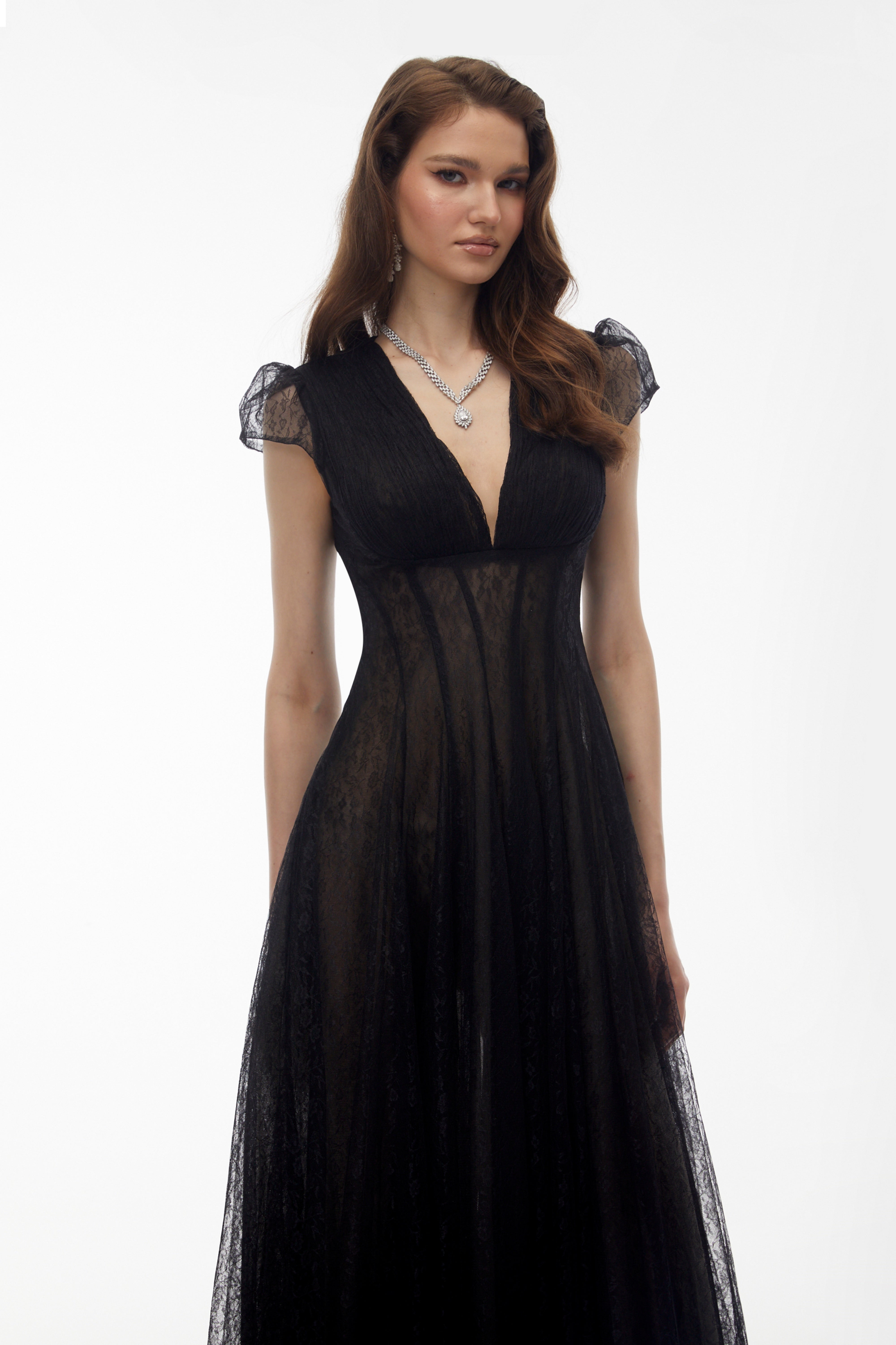 Radiya Schwarzes Maxikleid mit floraler Spitze und Plissee