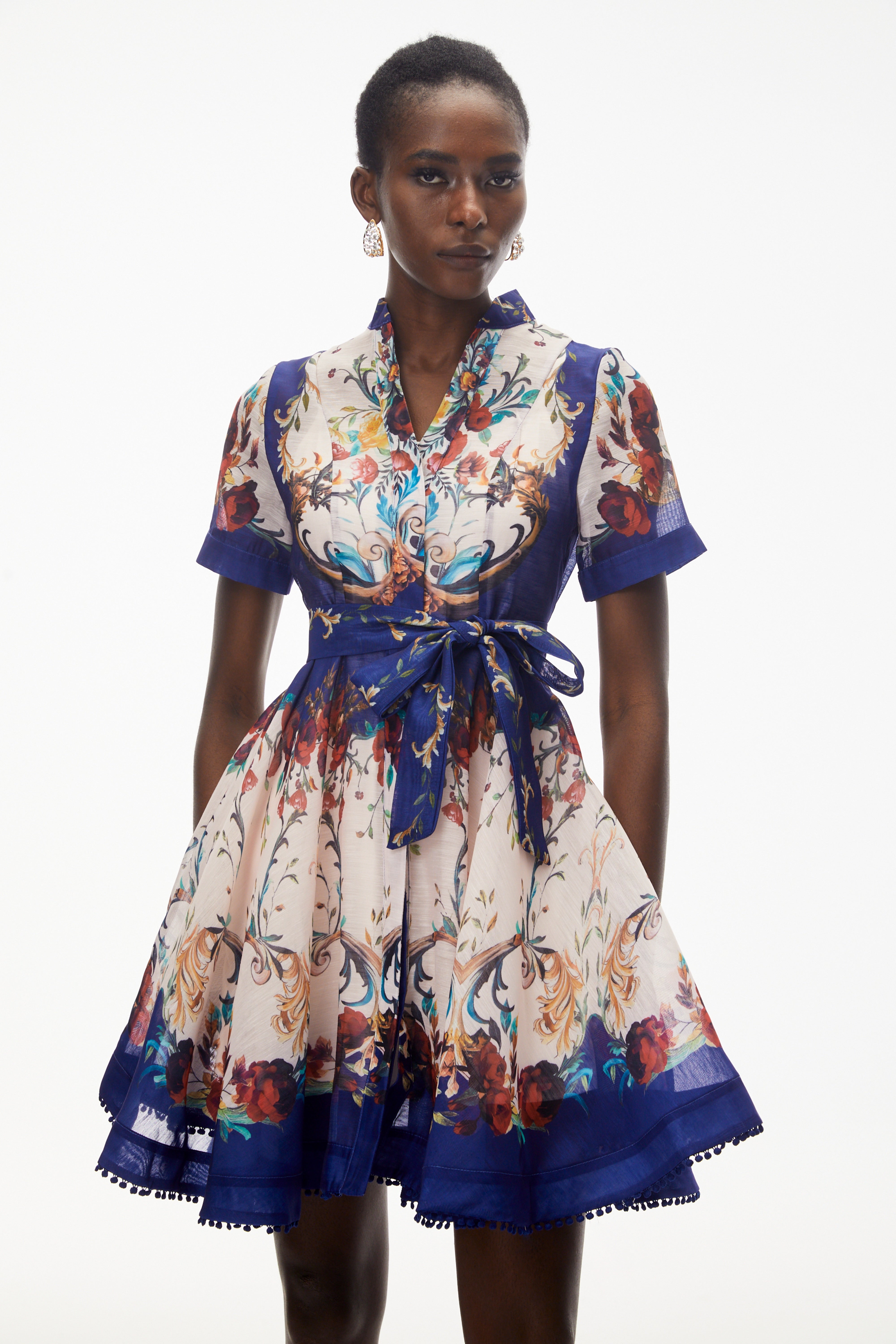 Rahab – Minikleid mit Blumenmuster und farblichen Akzenten