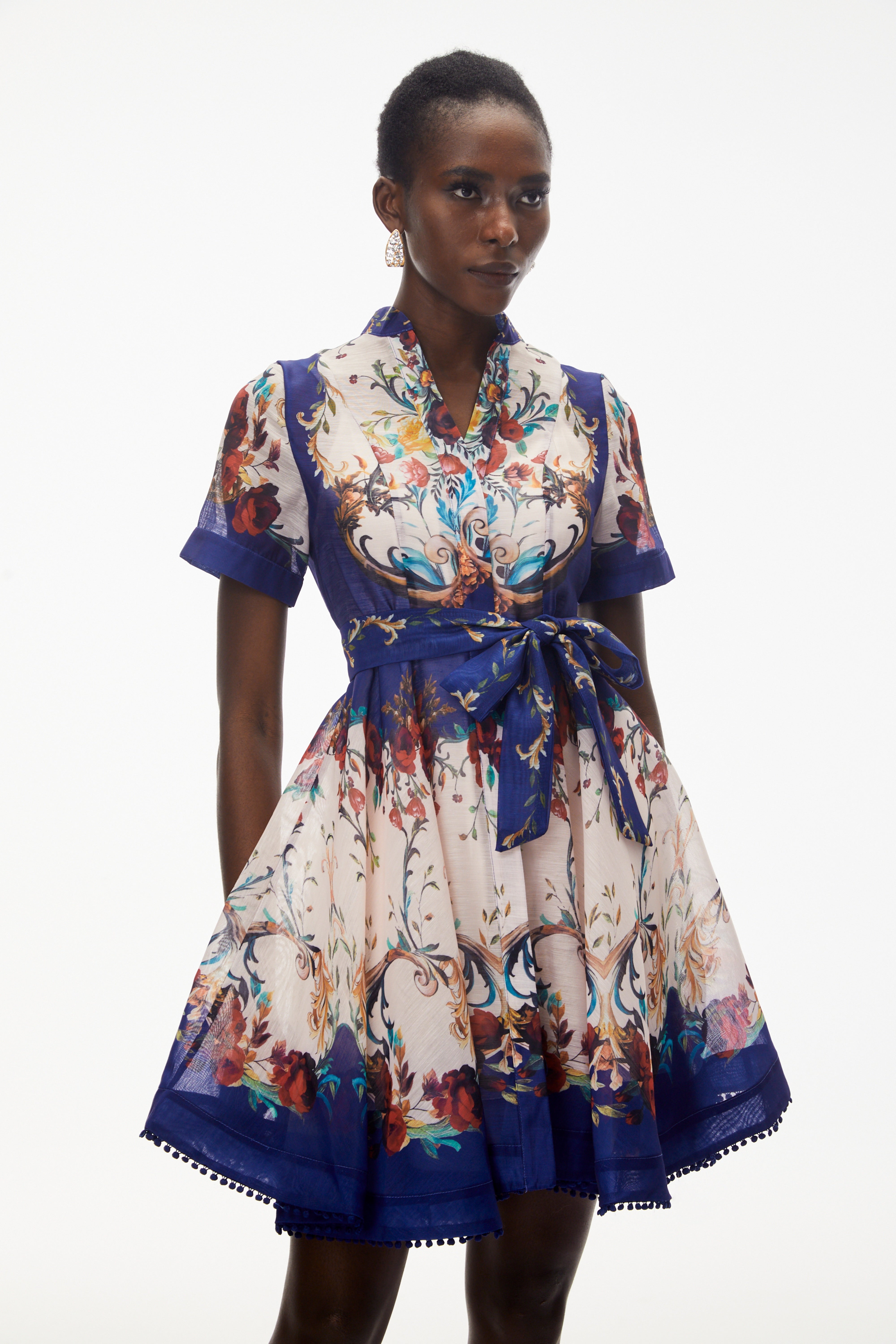 Rahab – Minikleid mit Blumenmuster und farblichen Akzenten