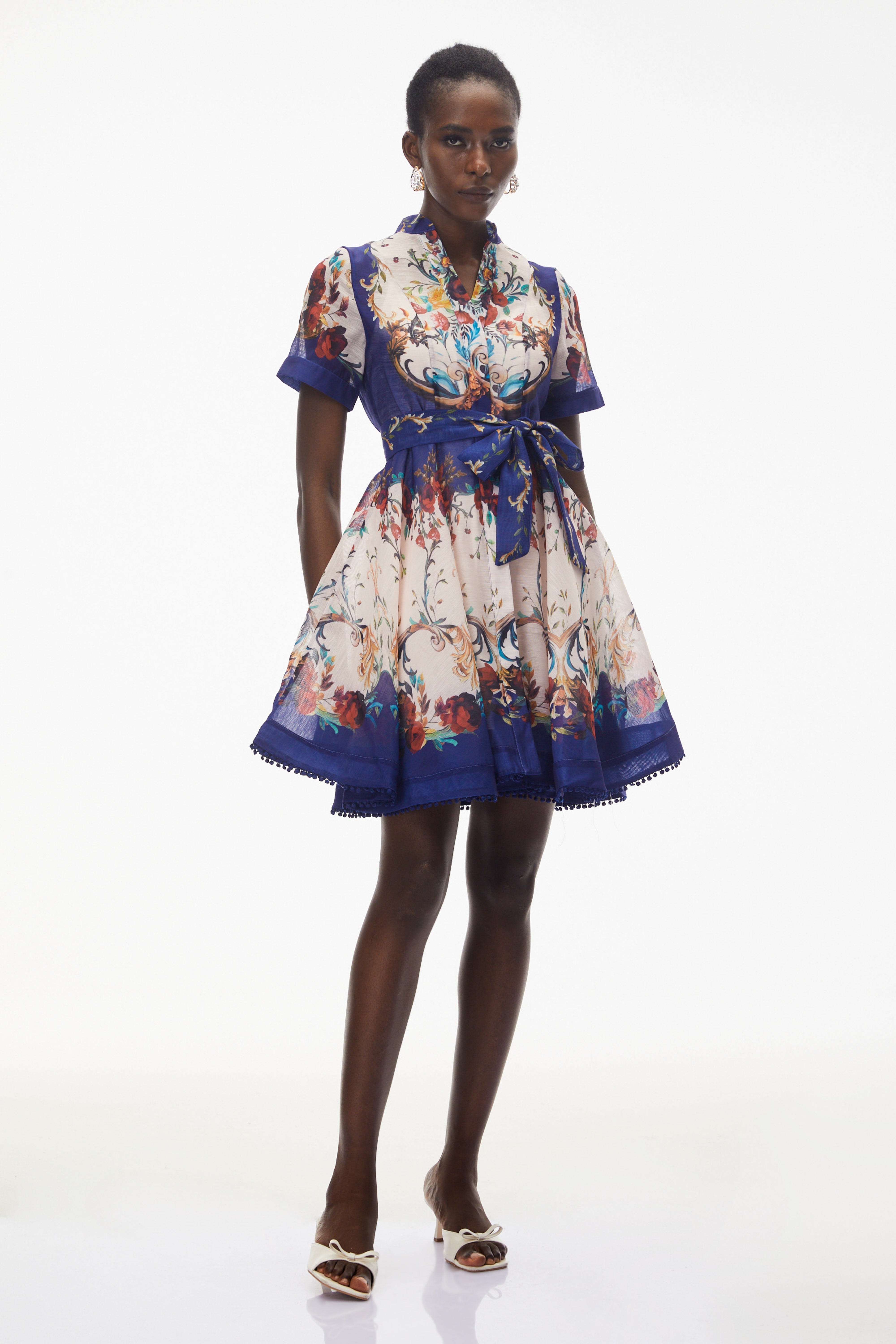 Rahab – Minikleid mit Blumenmuster und farblichen Akzenten