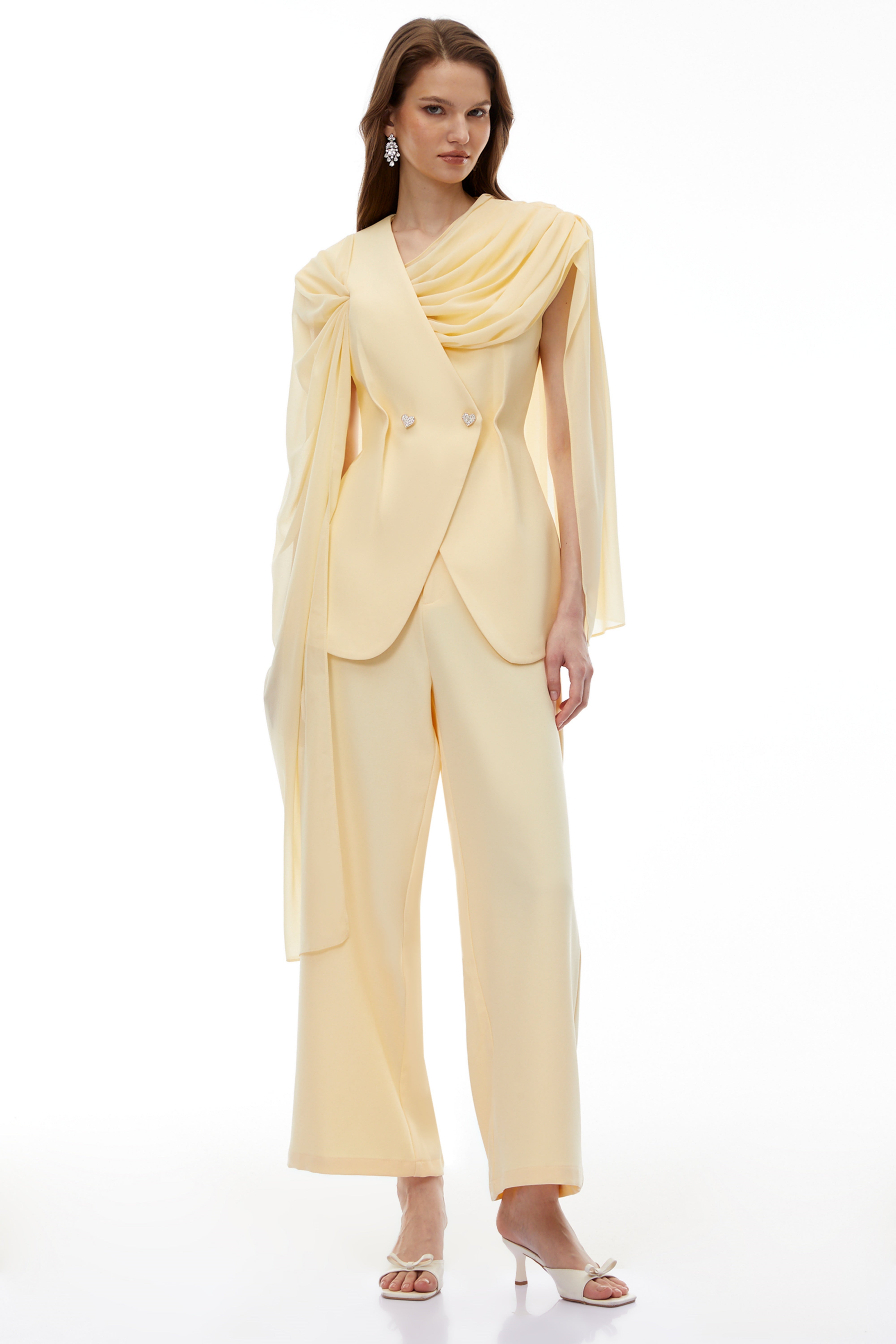 بلوزة صفراء بياقة ملفوفة وبيبلوم مع بنطال كوكون