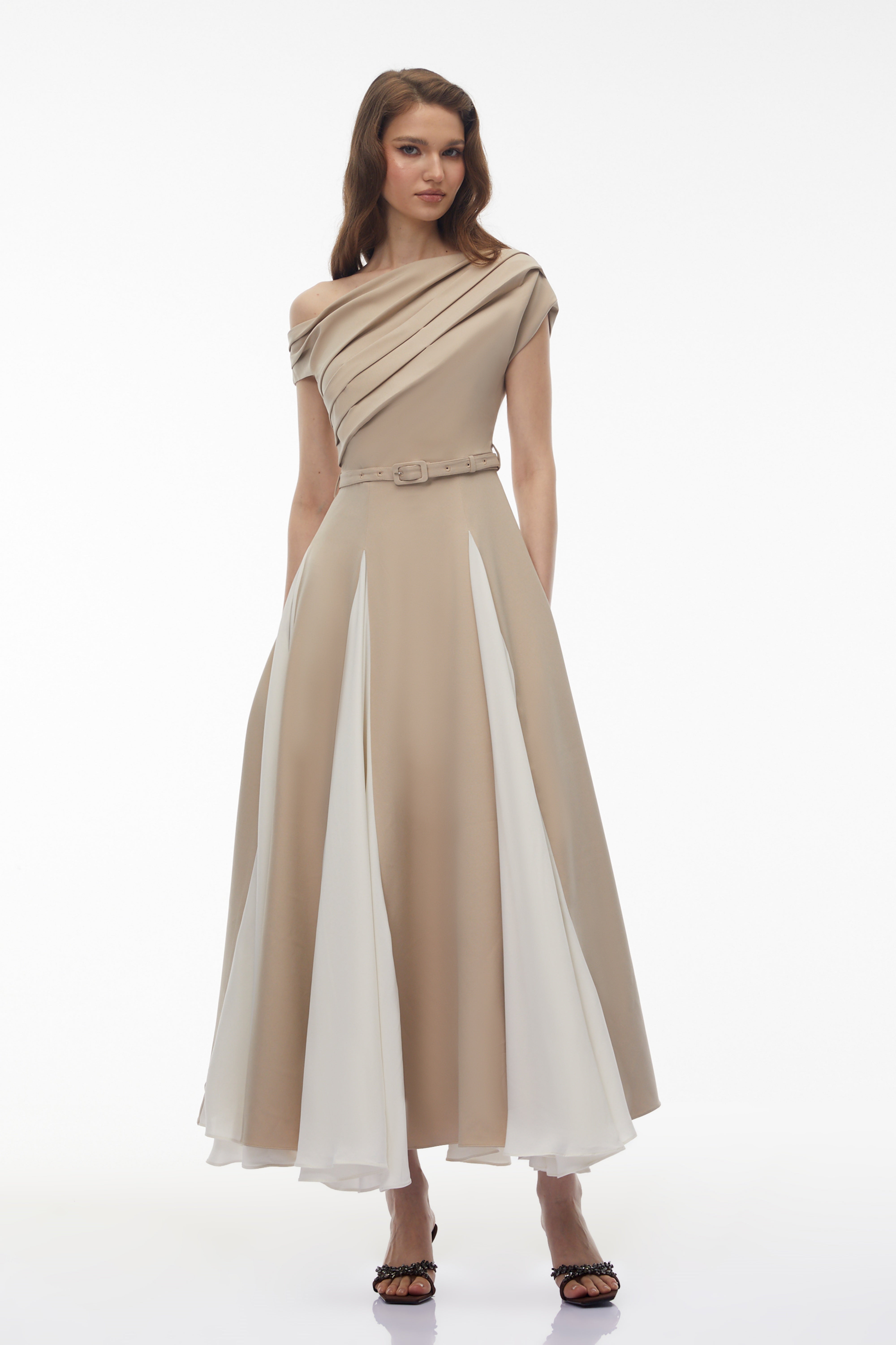 فستان طويل من ريبيكا بلون الكاكي مع تباين الألوان