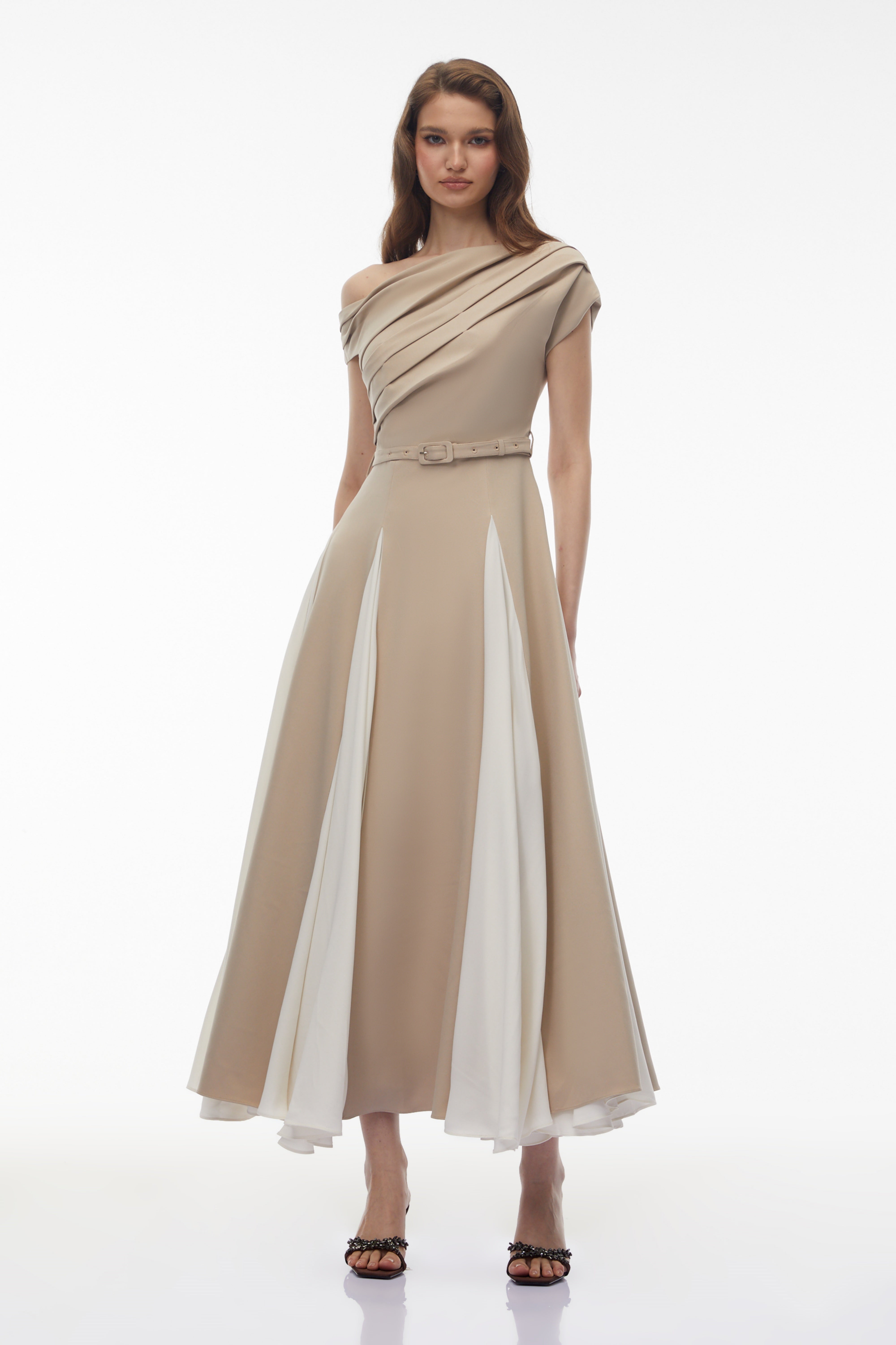 فستان طويل من ريبيكا بلون الكاكي مع تباين الألوان