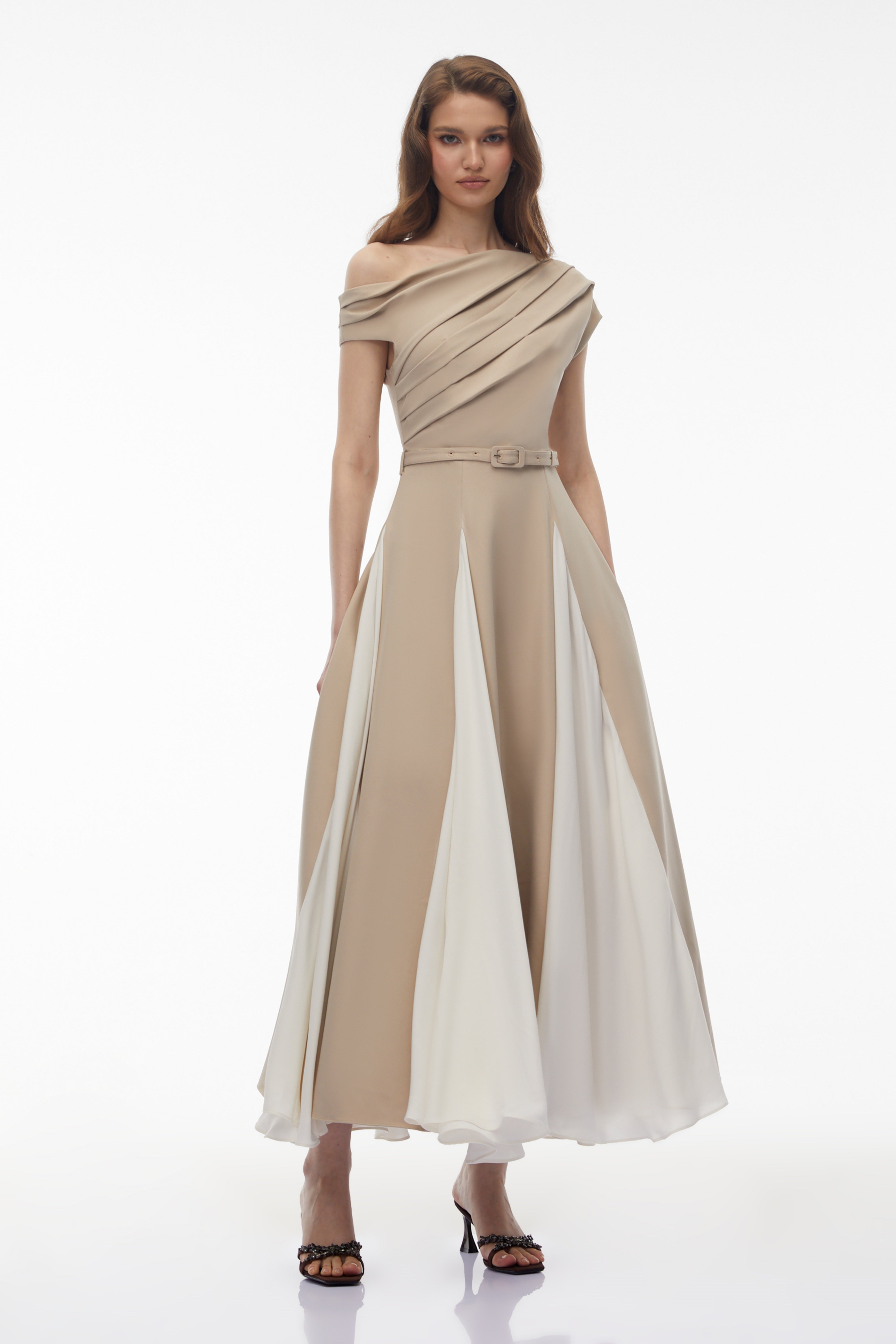 فستان طويل من ريبيكا بلون الكاكي مع تباين الألوان