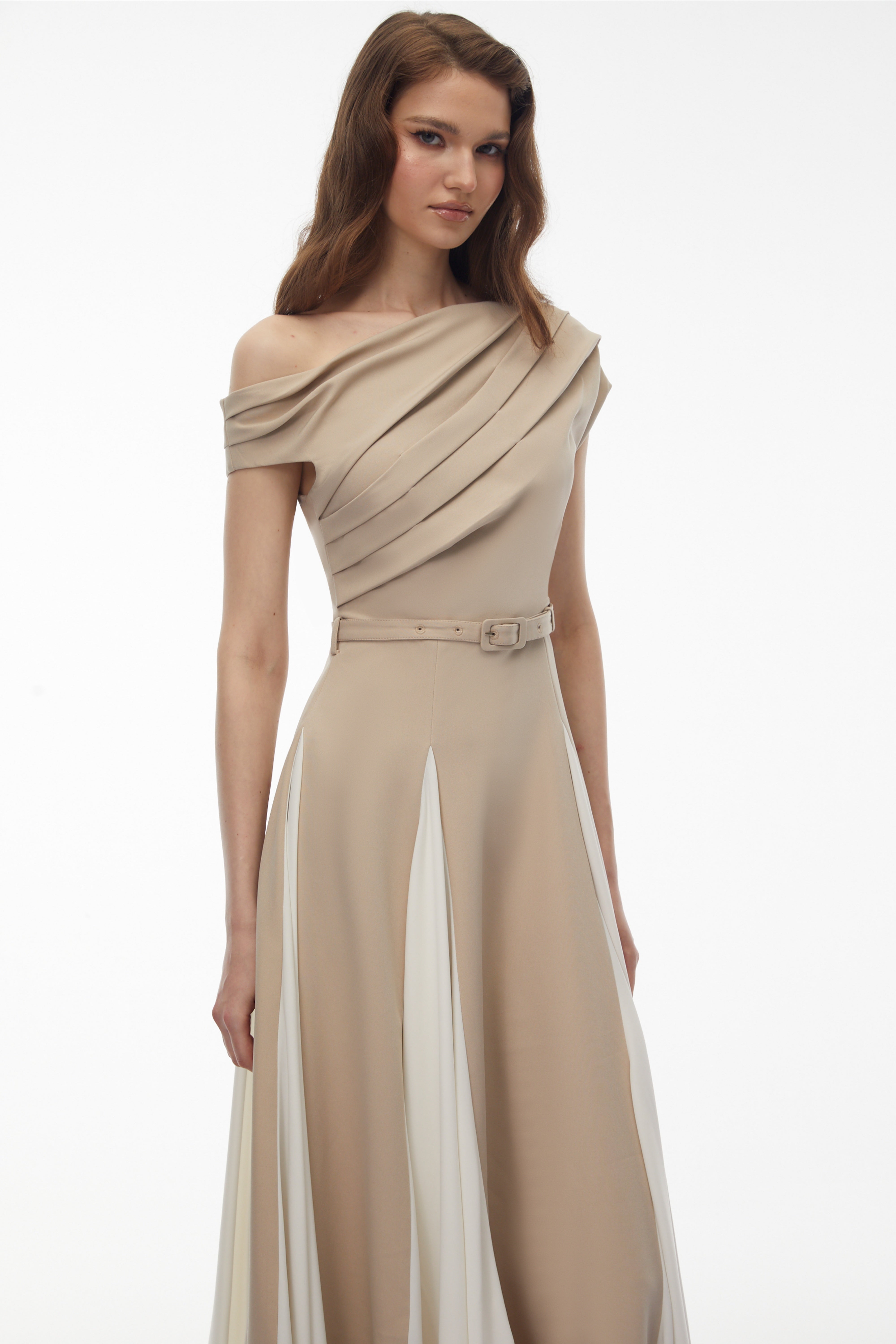 فستان طويل من ريبيكا بلون الكاكي مع تباين الألوان