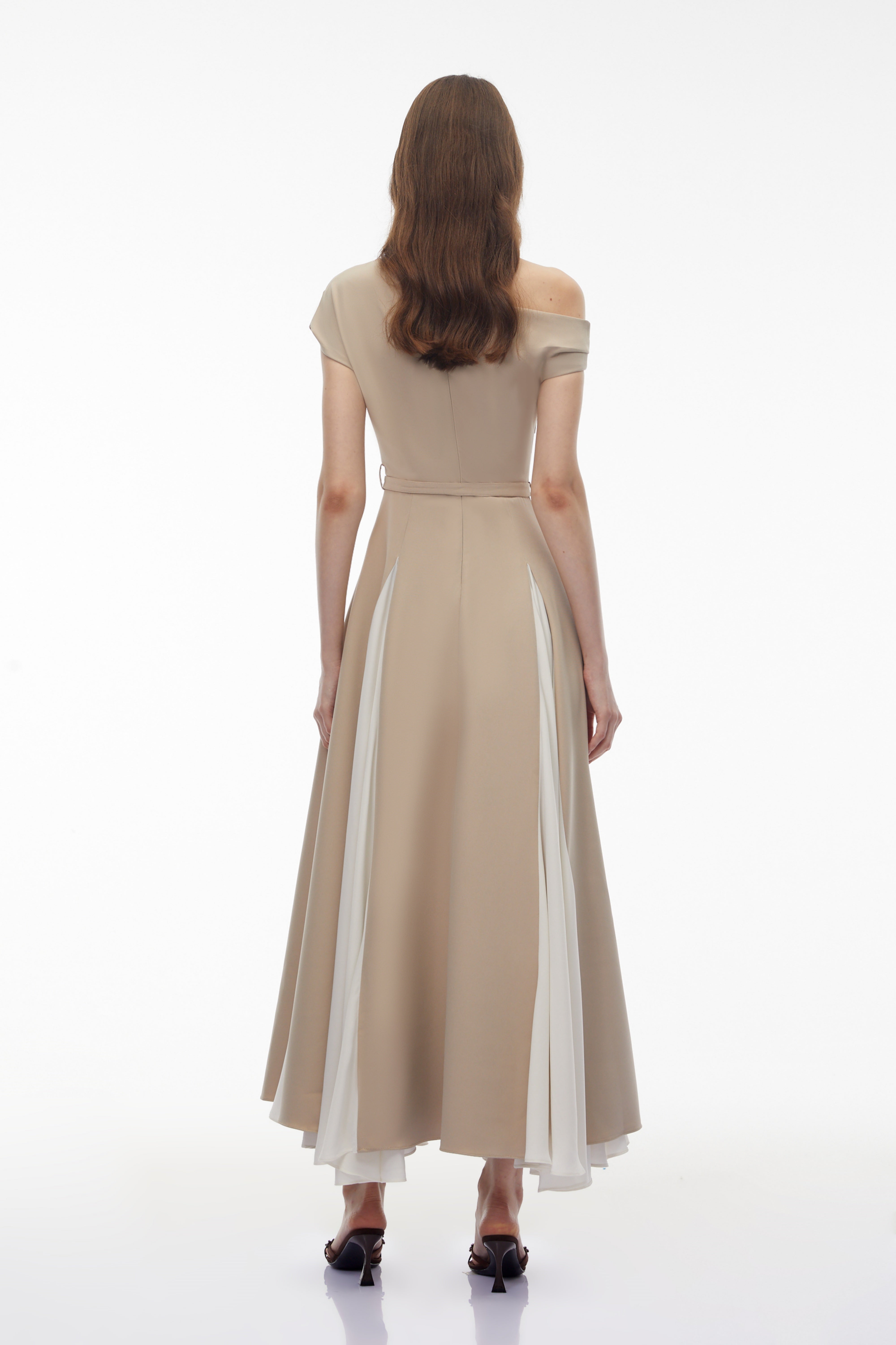 فستان طويل من ريبيكا بلون الكاكي مع تباين الألوان