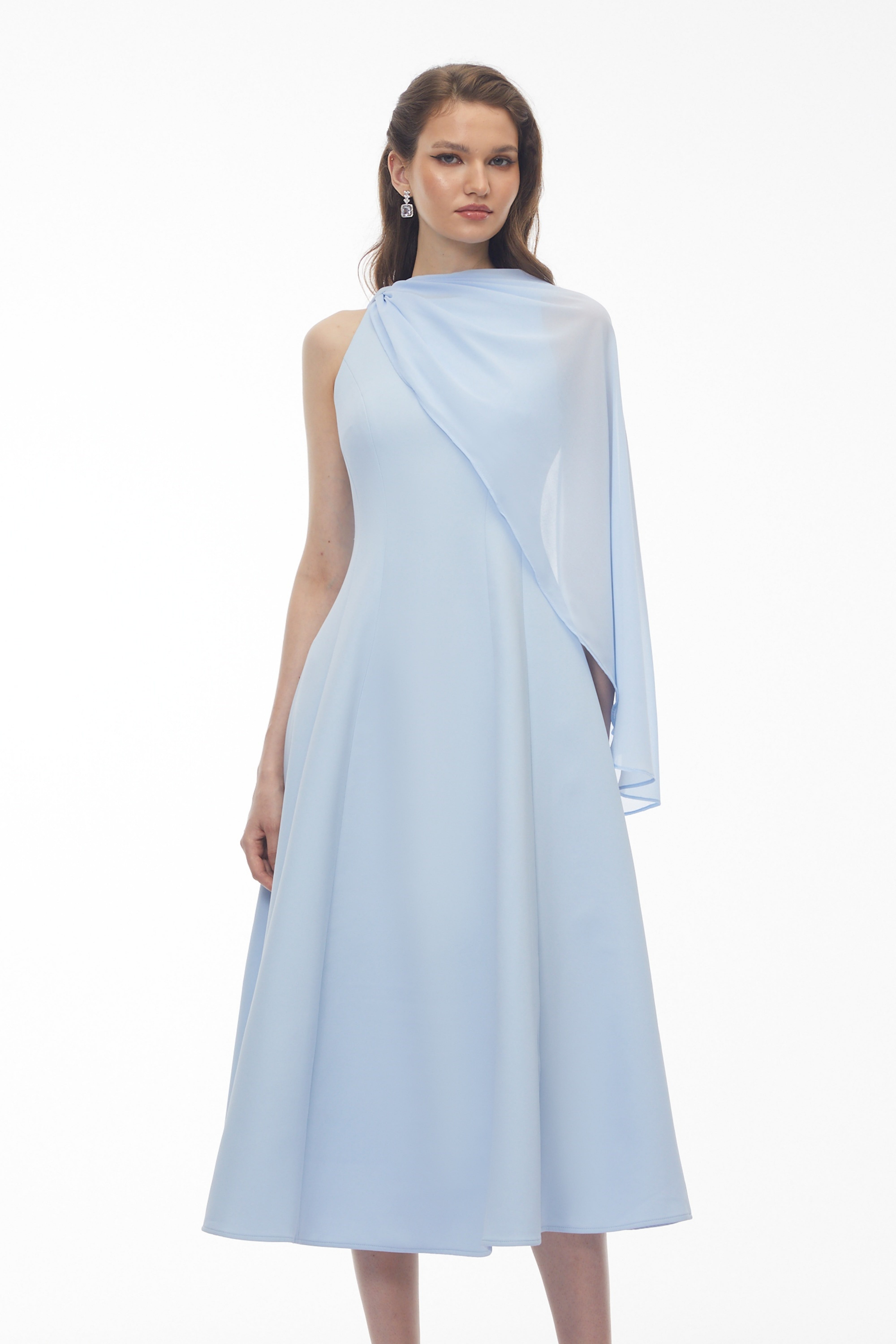 Robe mi-longue sans manches « Baby Blue » de Renee avec cape drapée