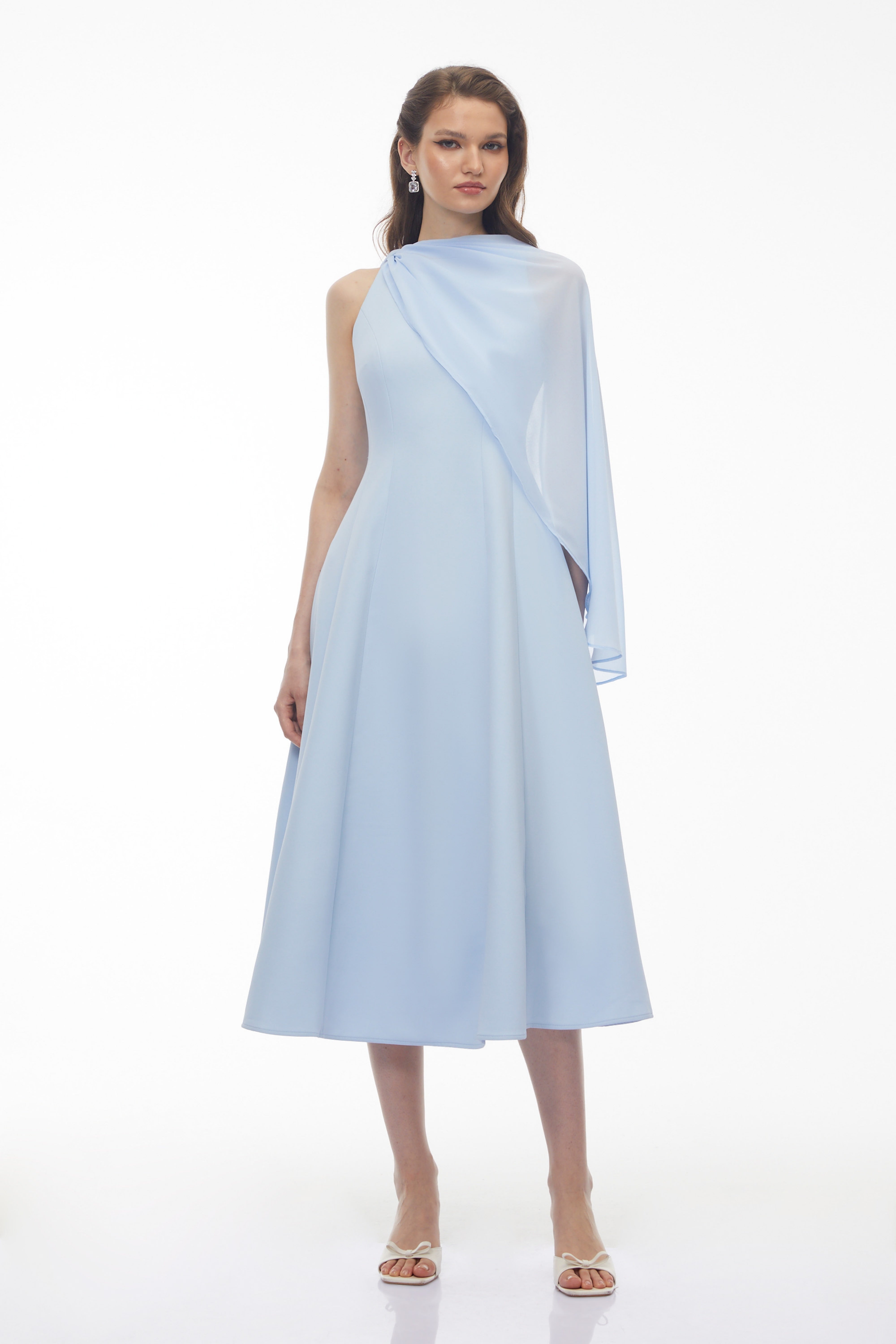 Robe mi-longue sans manches « Baby Blue » de Renee avec cape drapée