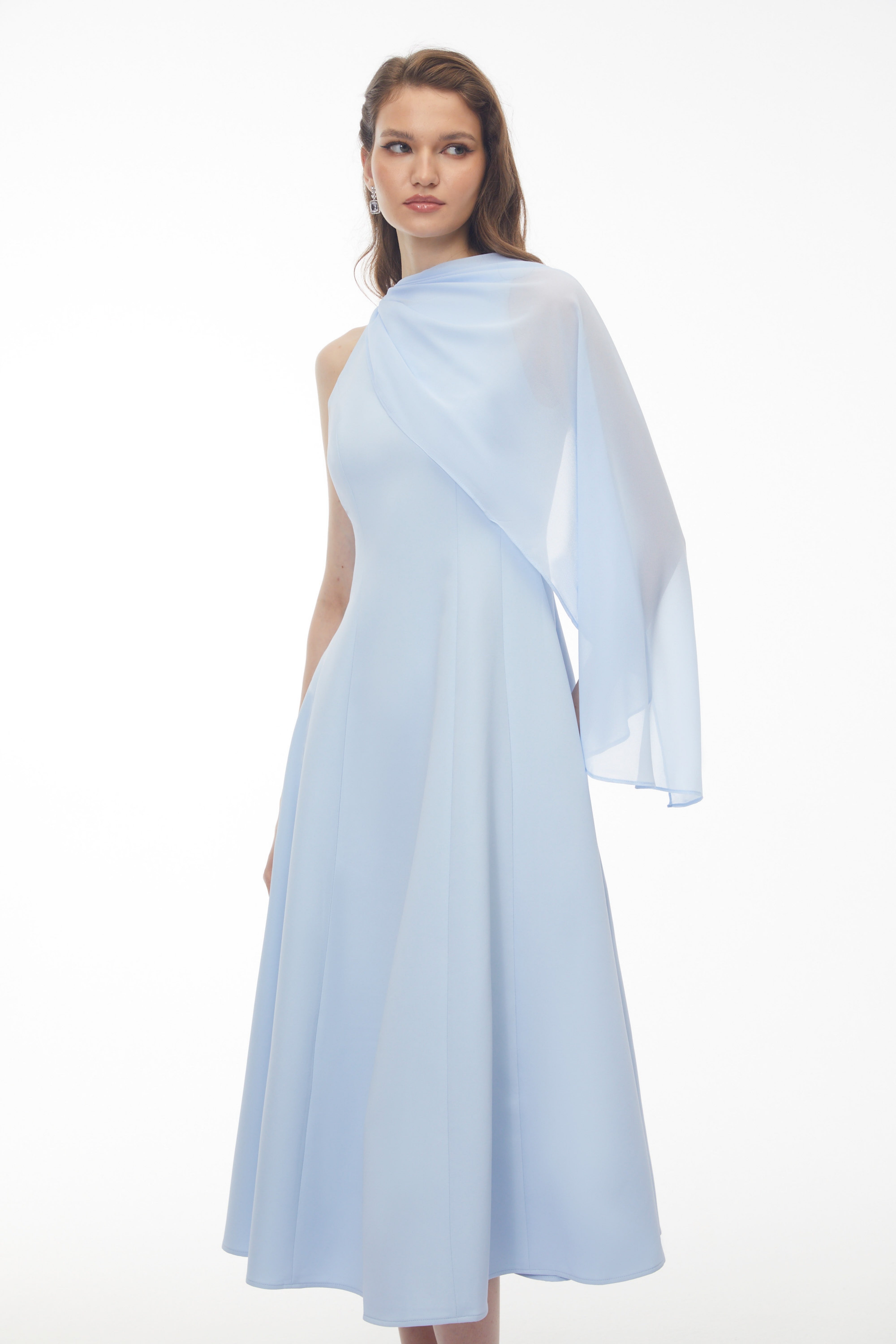 Robe mi-longue sans manches « Baby Blue » de Renee avec cape drapée