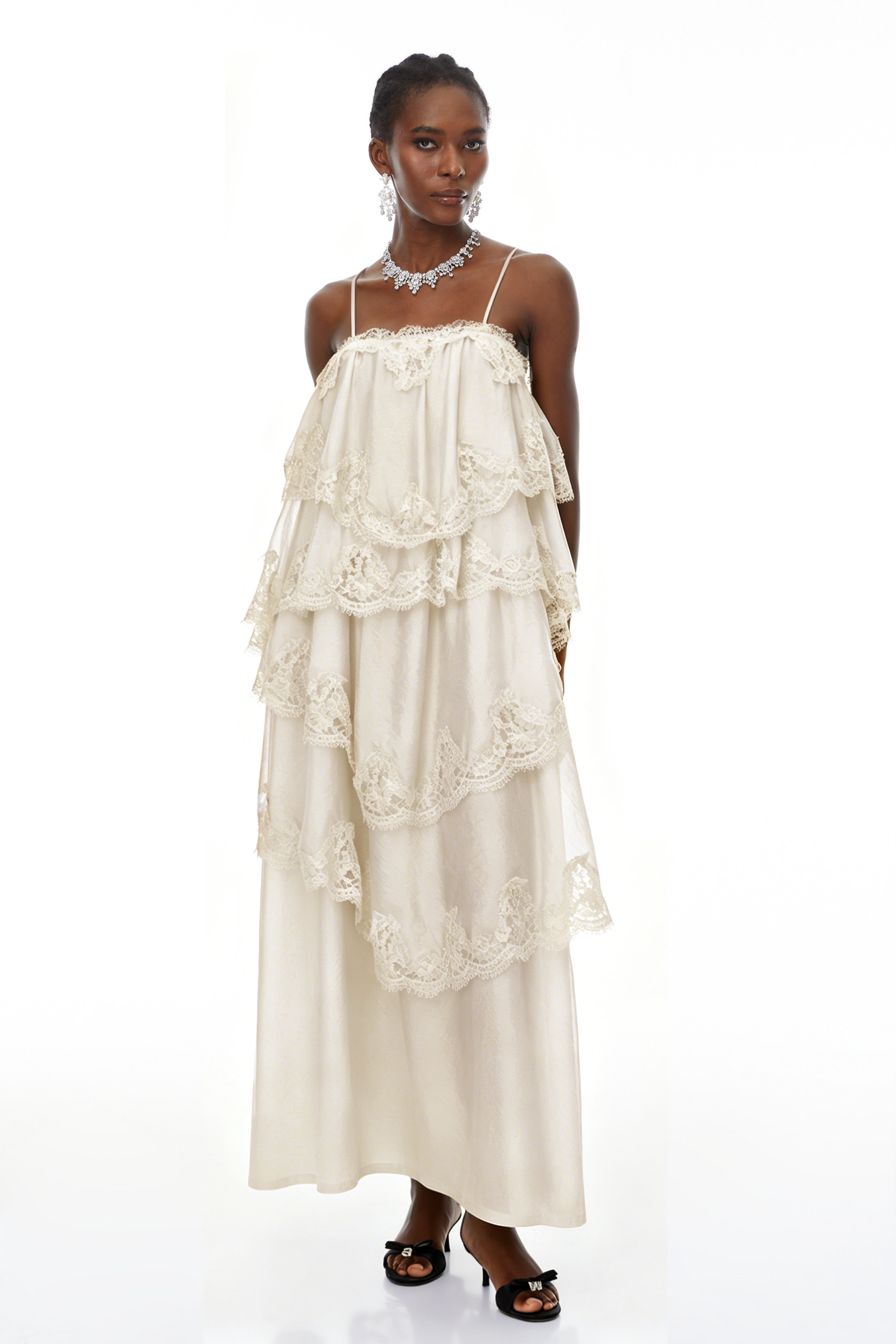 Rhema: Weißes, gestuftes Maxikleid mit Spitzenbesatz