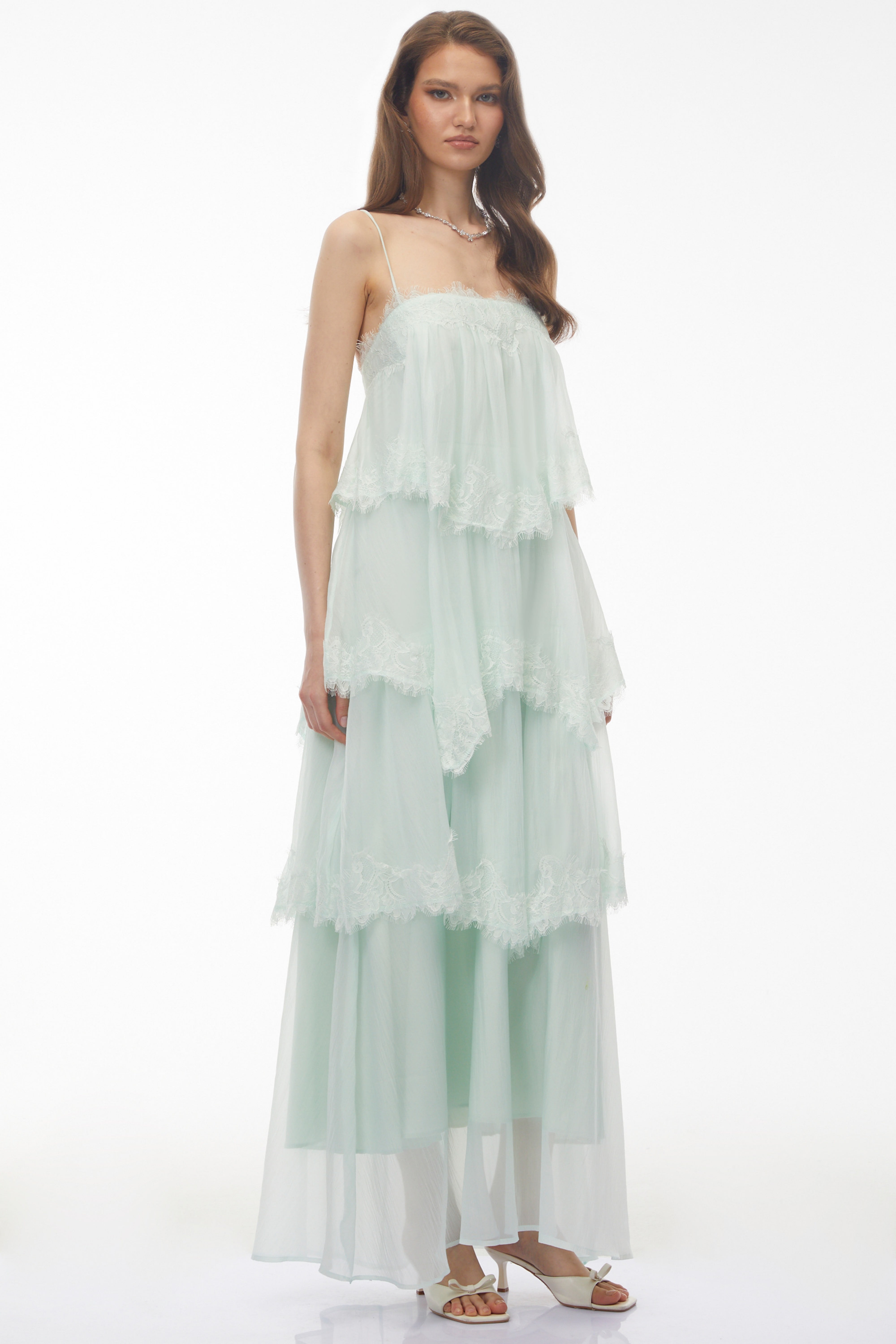 فستان طويل متدرج باللون الأخضر النعناعي مع حواف من الدانتيل وأشرطة رفيعة
