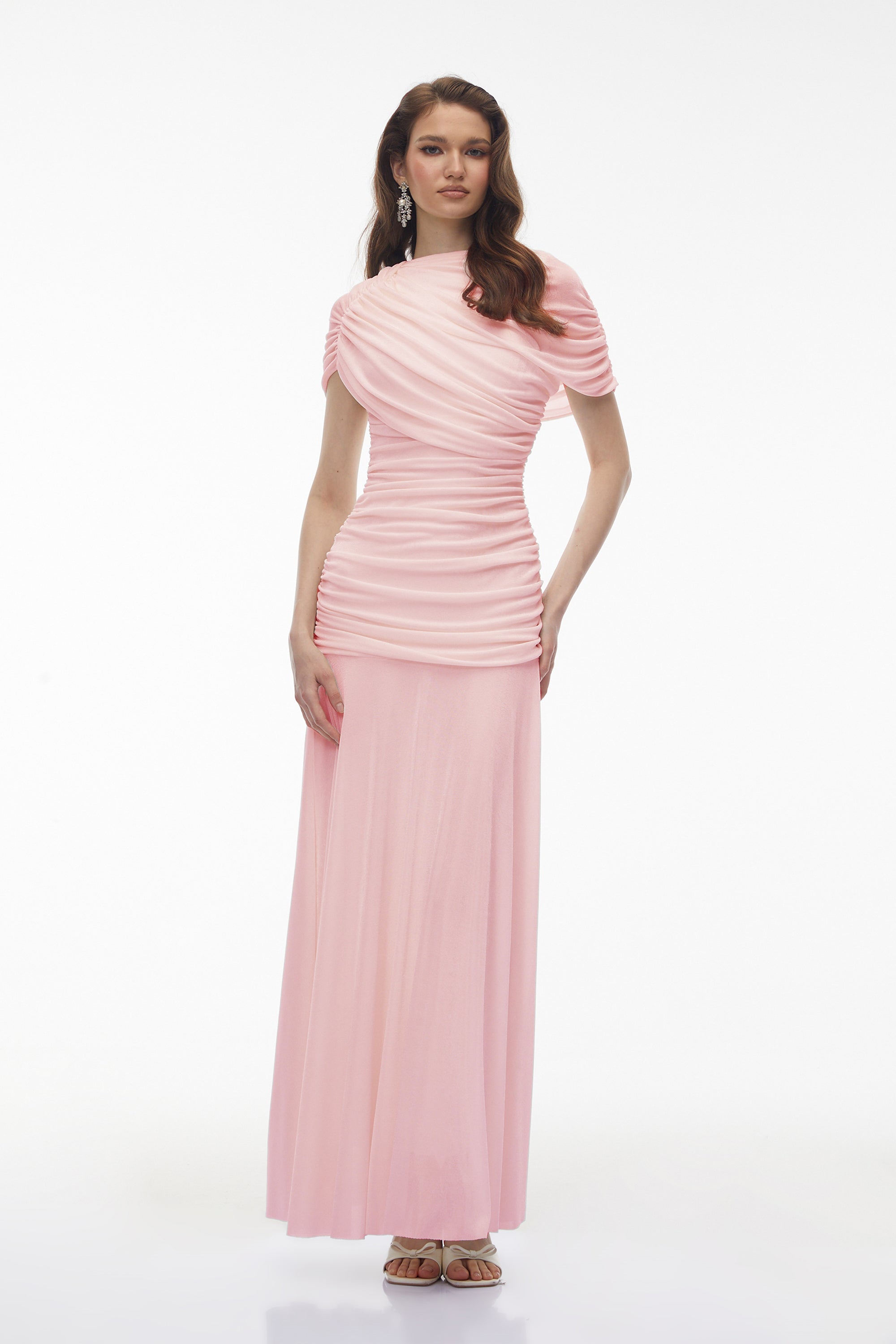 Rosalyn – Rosa Maxikleid mit Rundhalsausschnitt und Rüschen