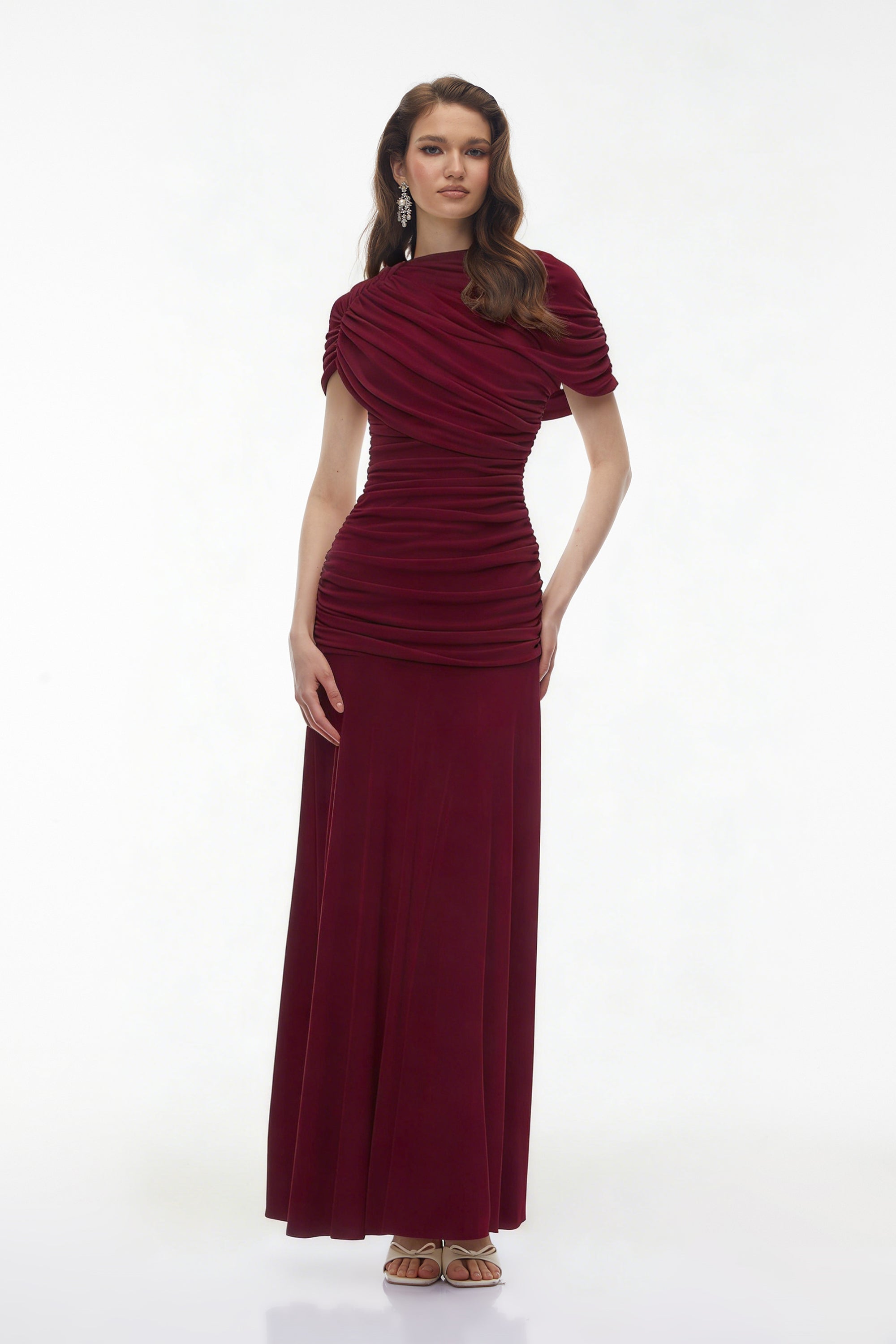 Rosalyn – Rotes Maxikleid mit Rundhalsausschnitt und Rüschen