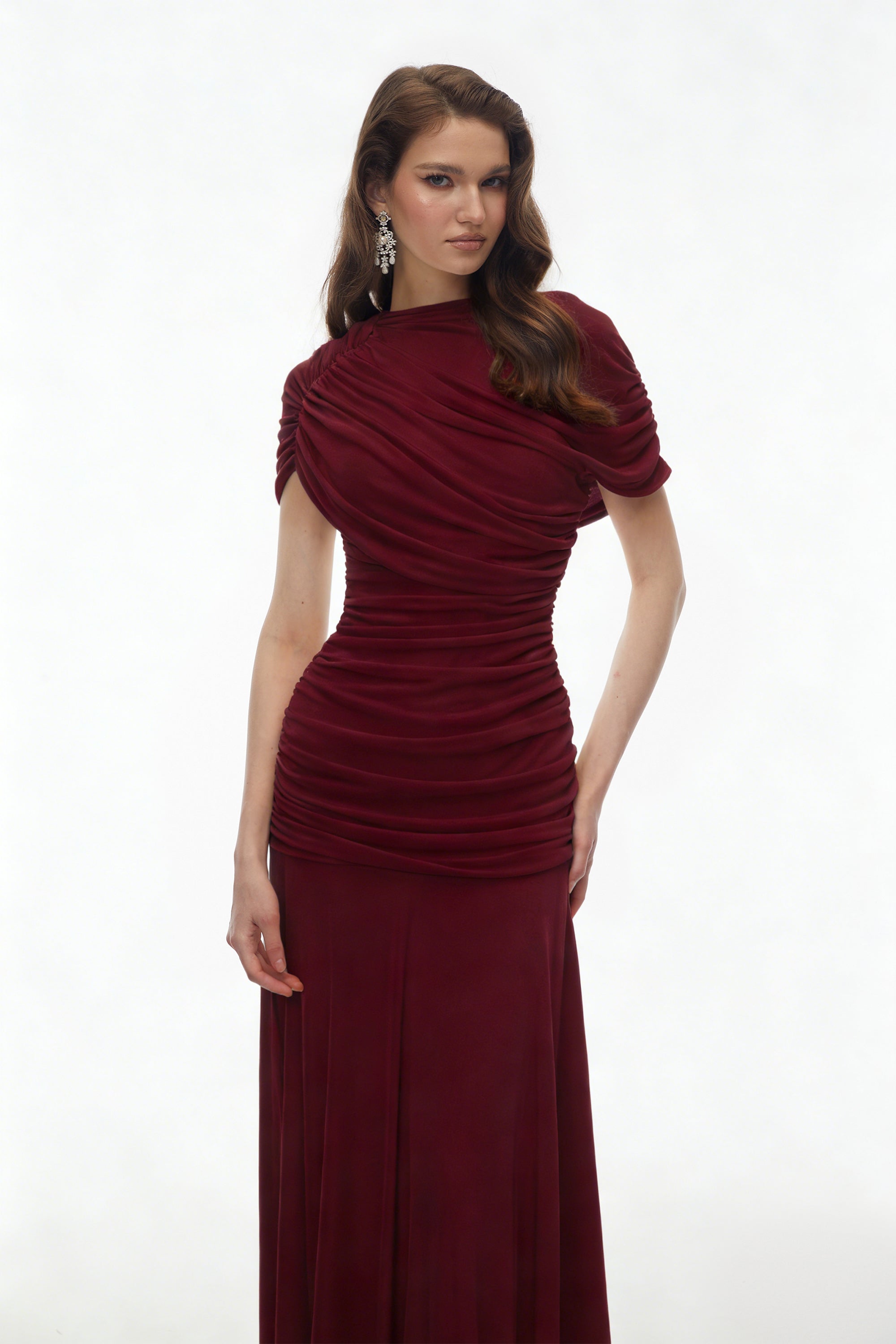Rosalyn – Rotes Maxikleid mit Rundhalsausschnitt und Rüschen