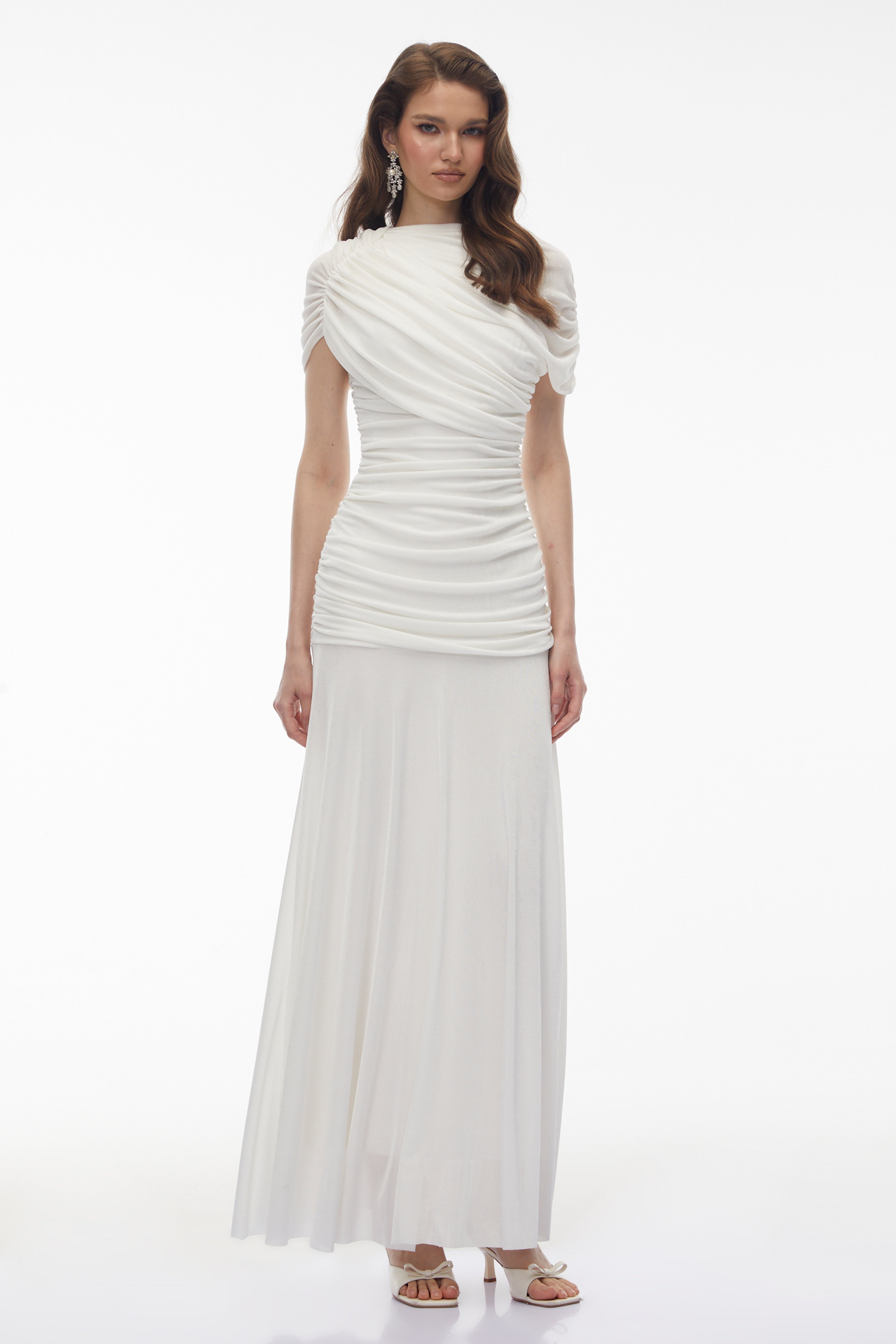 Rosalyn White – Maxikleid mit Rundhalsausschnitt und Rüschen