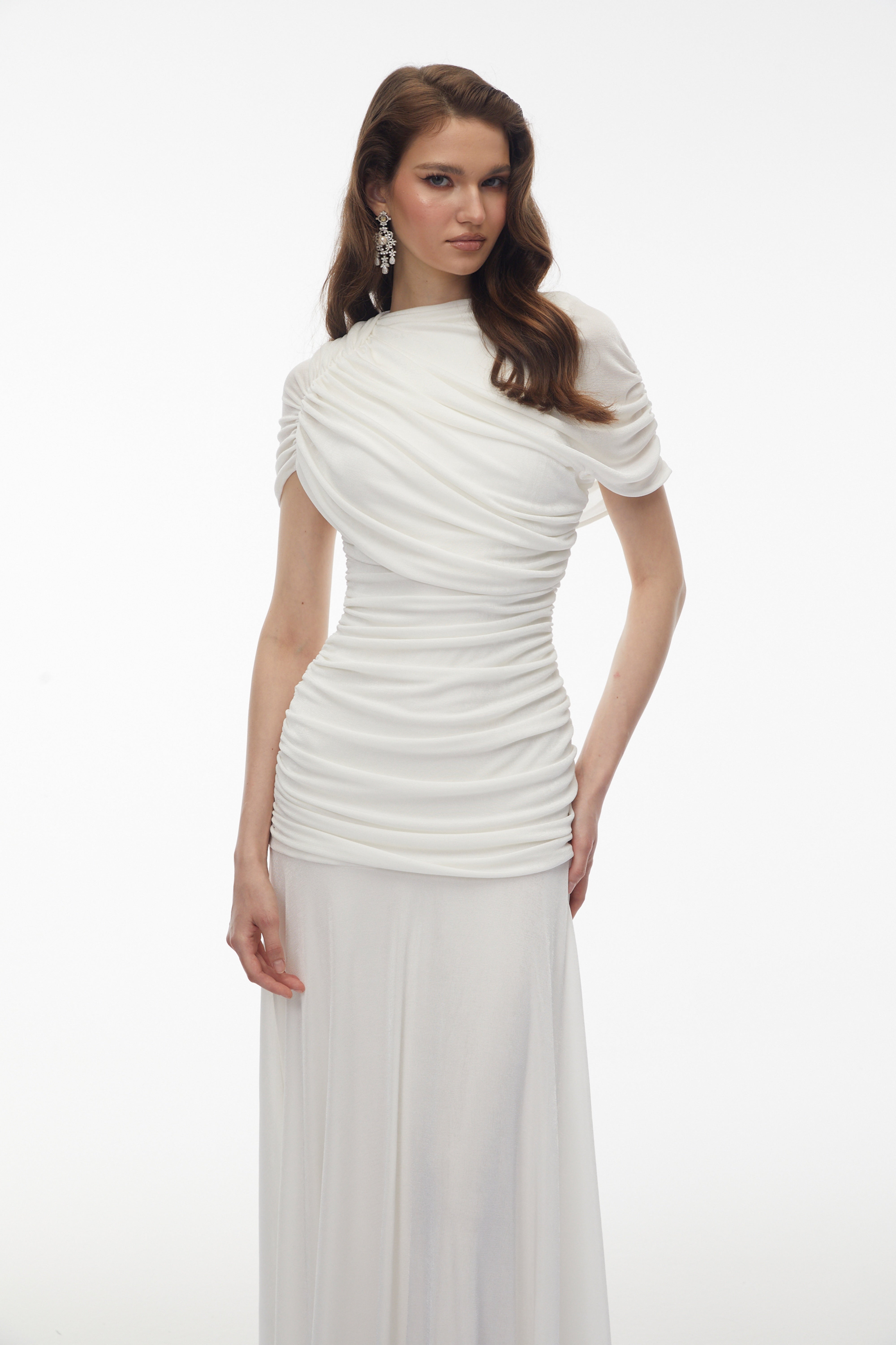 Rosalyn White – Maxikleid mit Rundhalsausschnitt und Rüschen