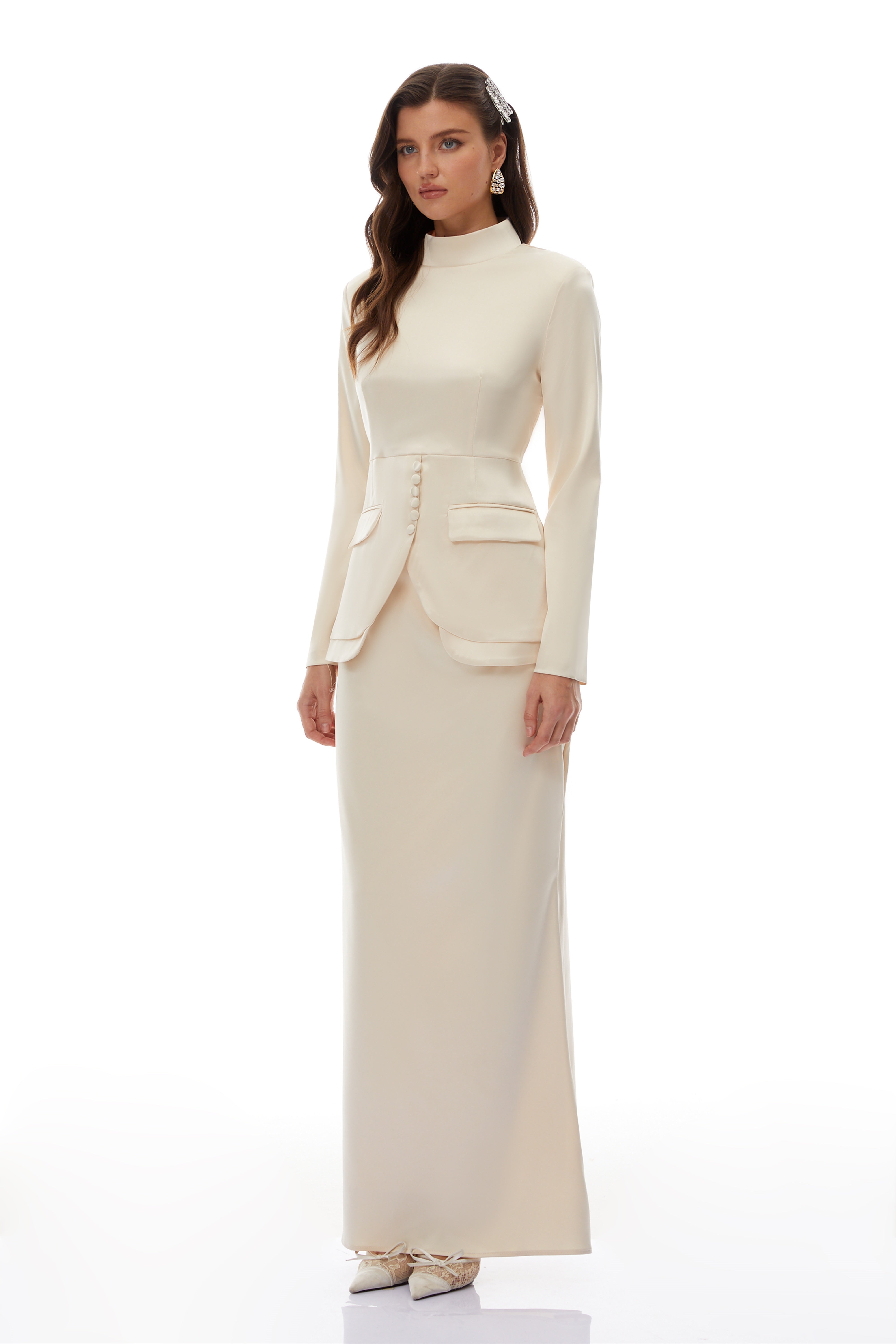 طقم روكسان المحايد من بلوزة بياقة عالية وتنورة بتصميم حورية البحر