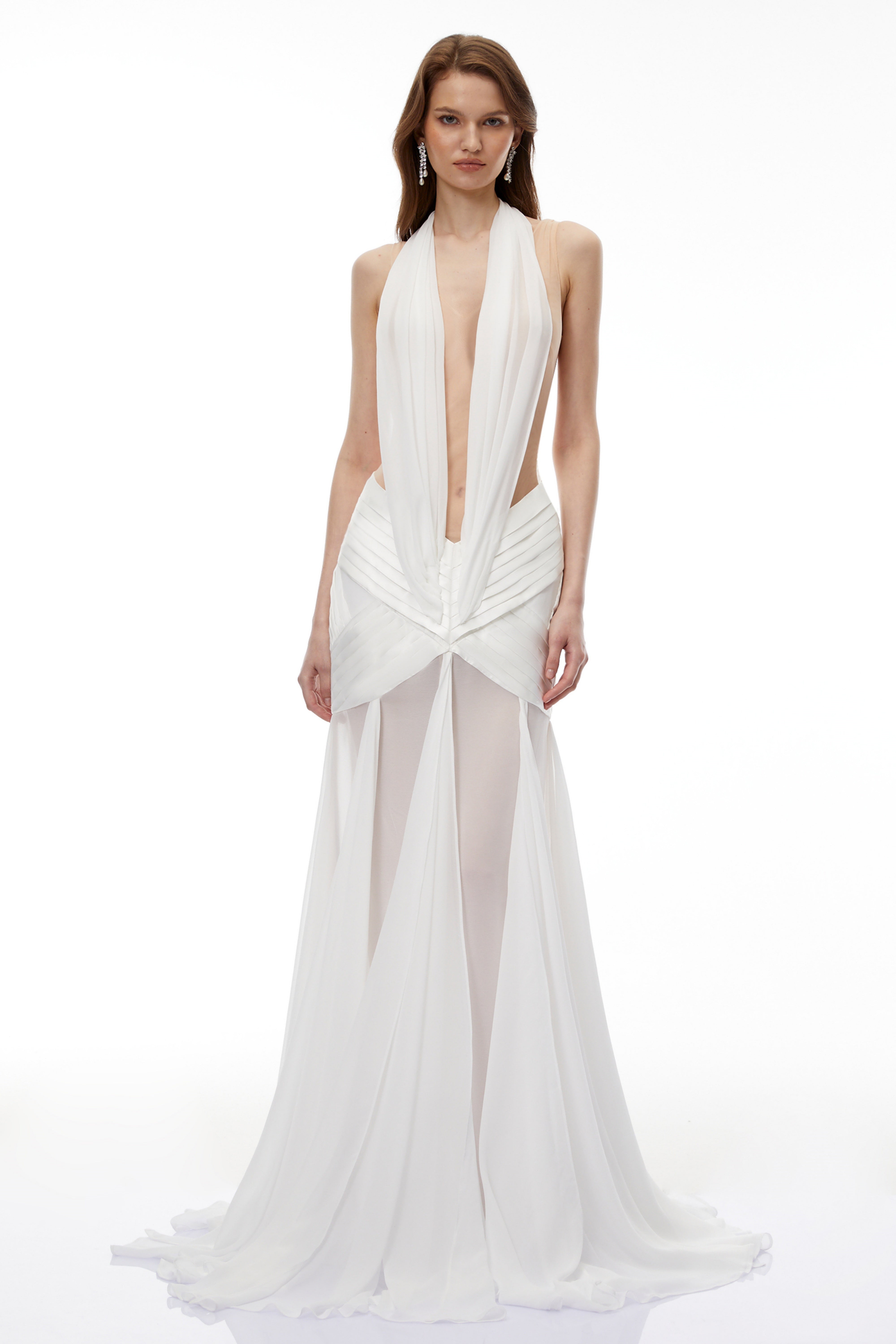 فستان طويل شبه شفاف من "روان وايت" بتصميم مجمّع