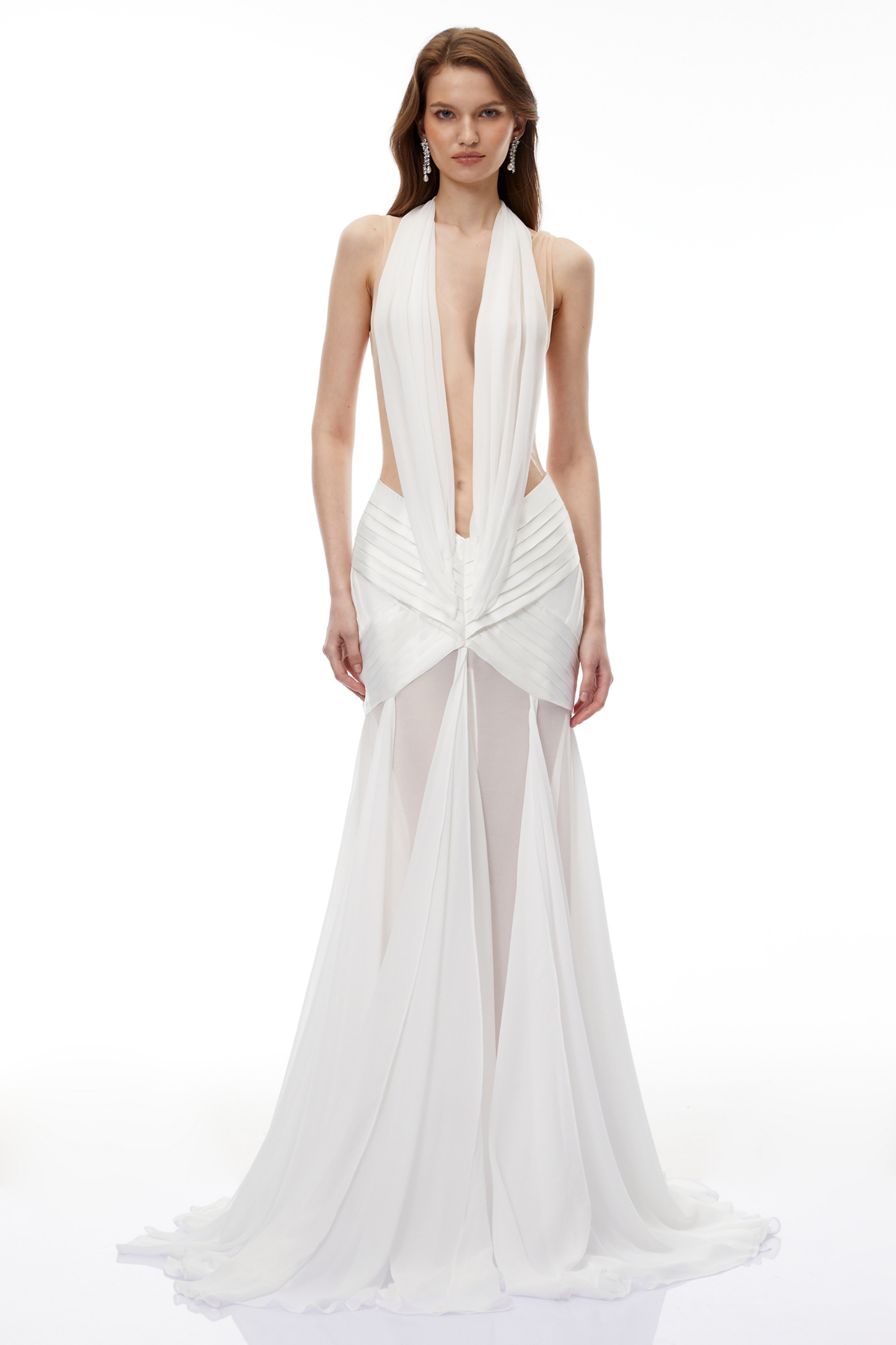 فستان طويل شبه شفاف من "روان وايت" بتصميم مجمّع