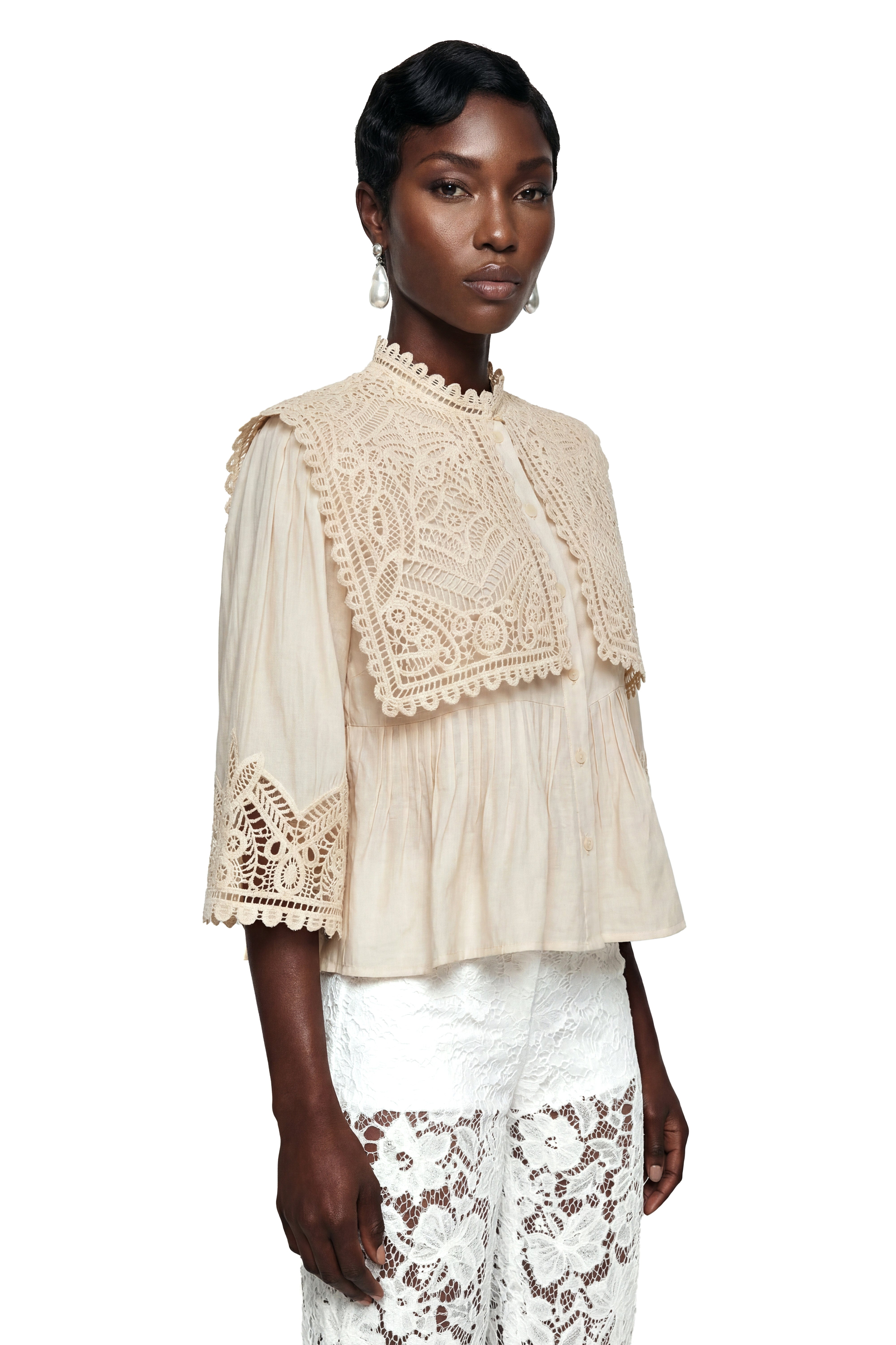 Blouse en dentelle ajourée couleur rubis