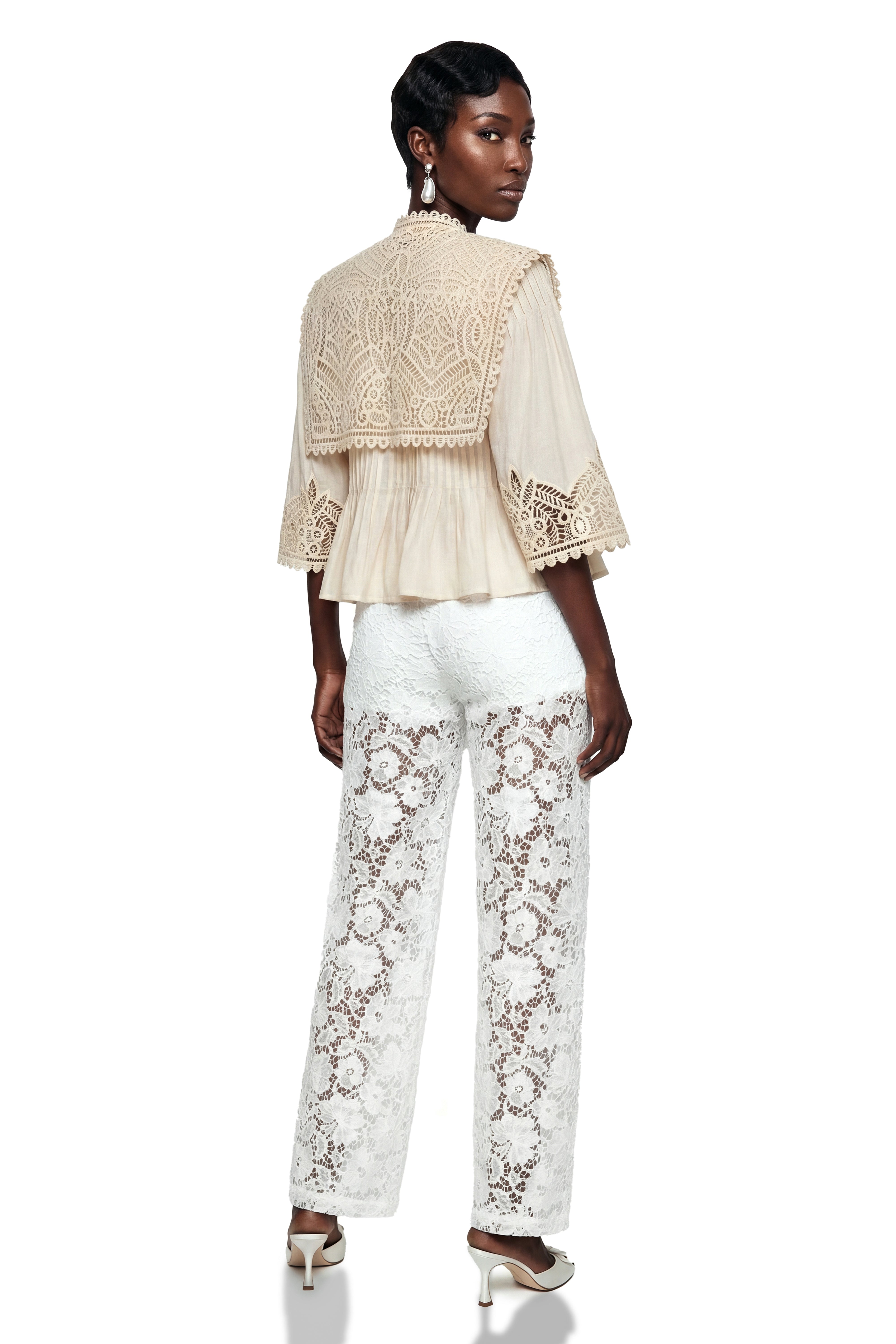 Blouse en dentelle ajourée couleur rubis