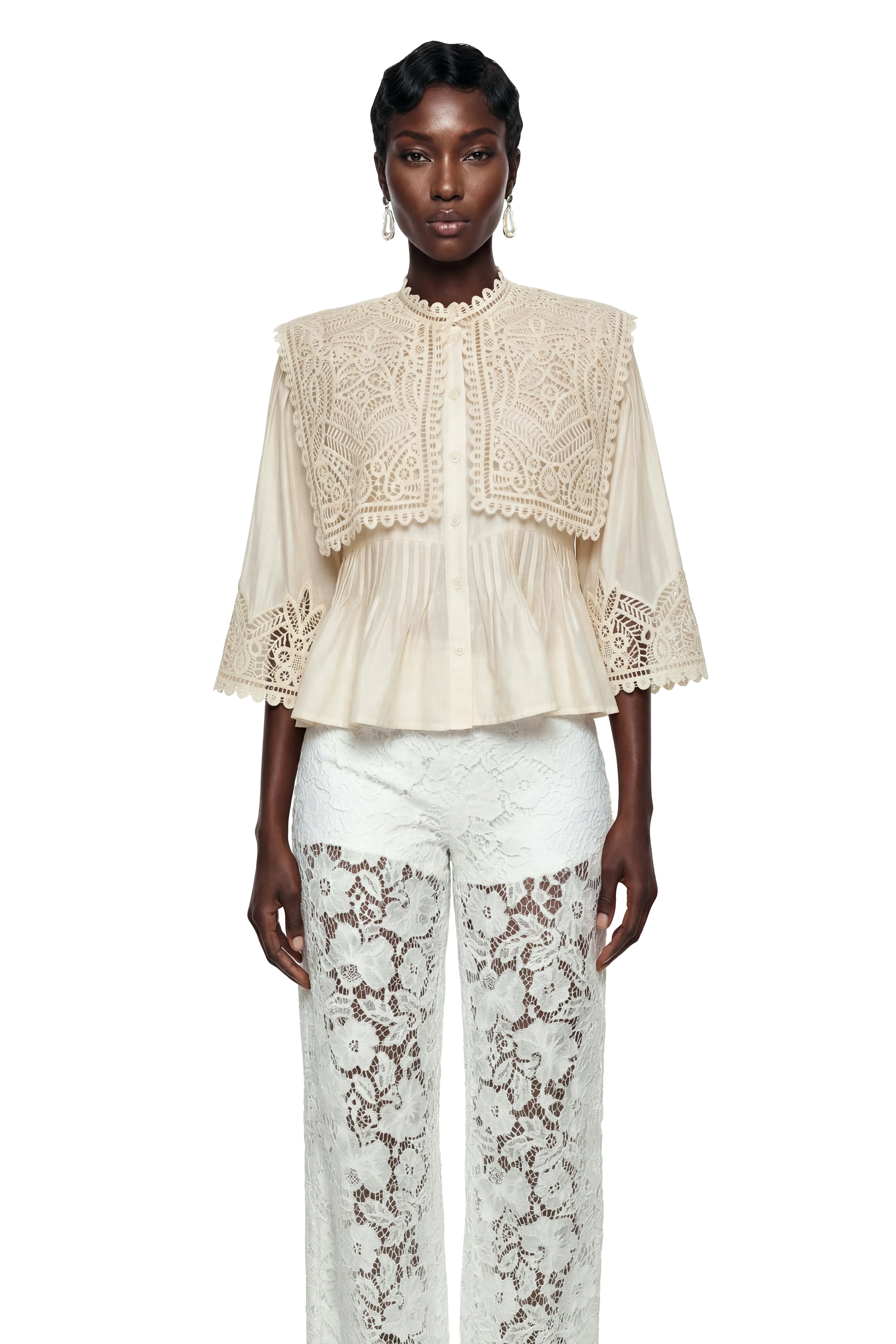 Blouse en dentelle ajourée couleur rubis