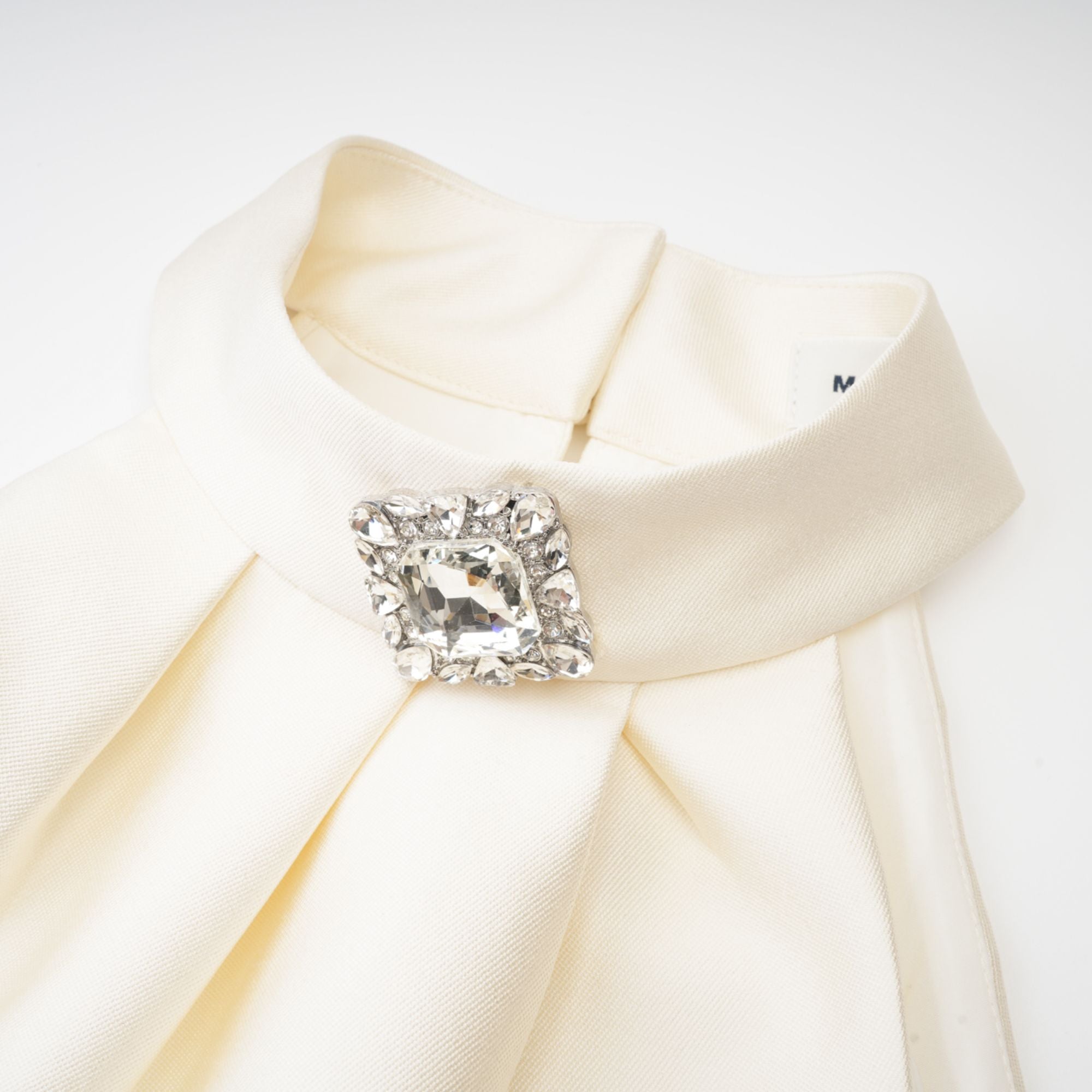 طقم مانون مكون من بلوزة وتنورة باللون الأبيض 