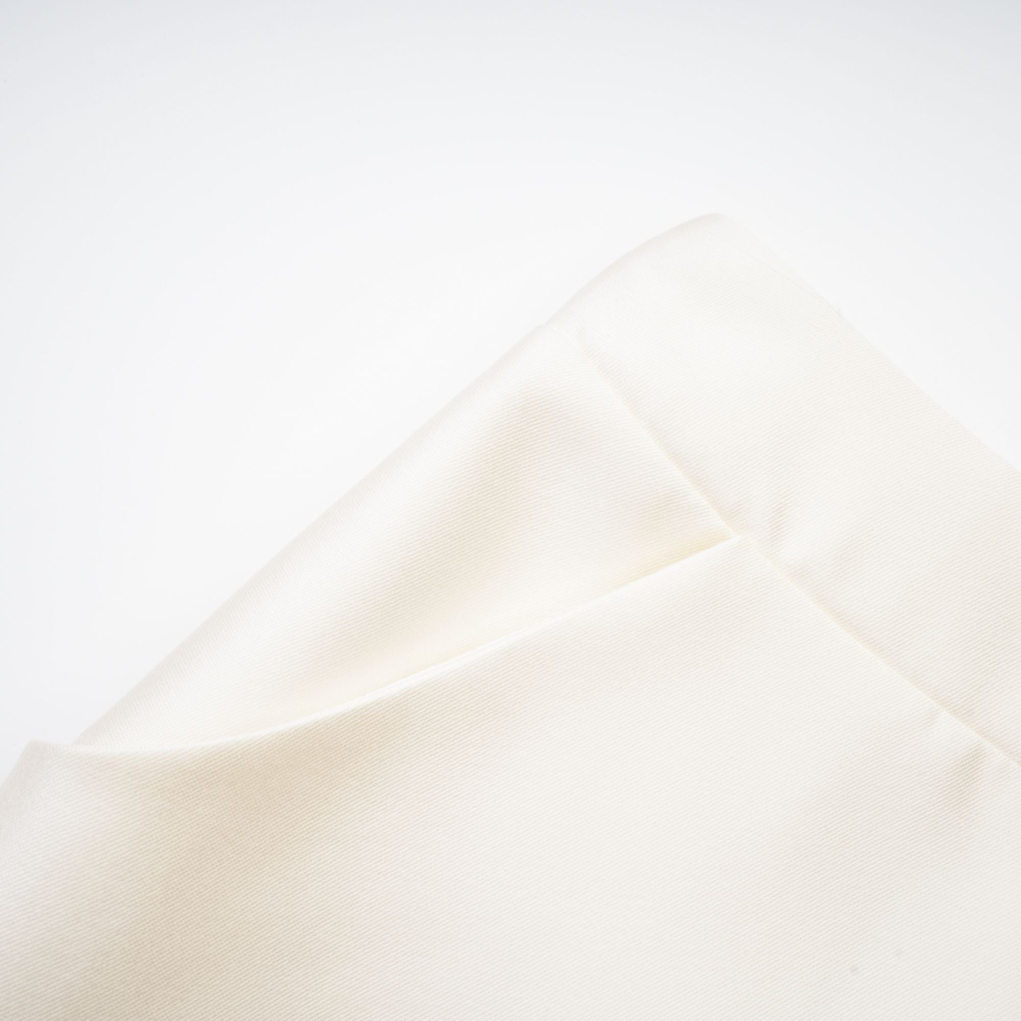 طقم مانون مكون من بلوزة وتنورة باللون الأبيض 