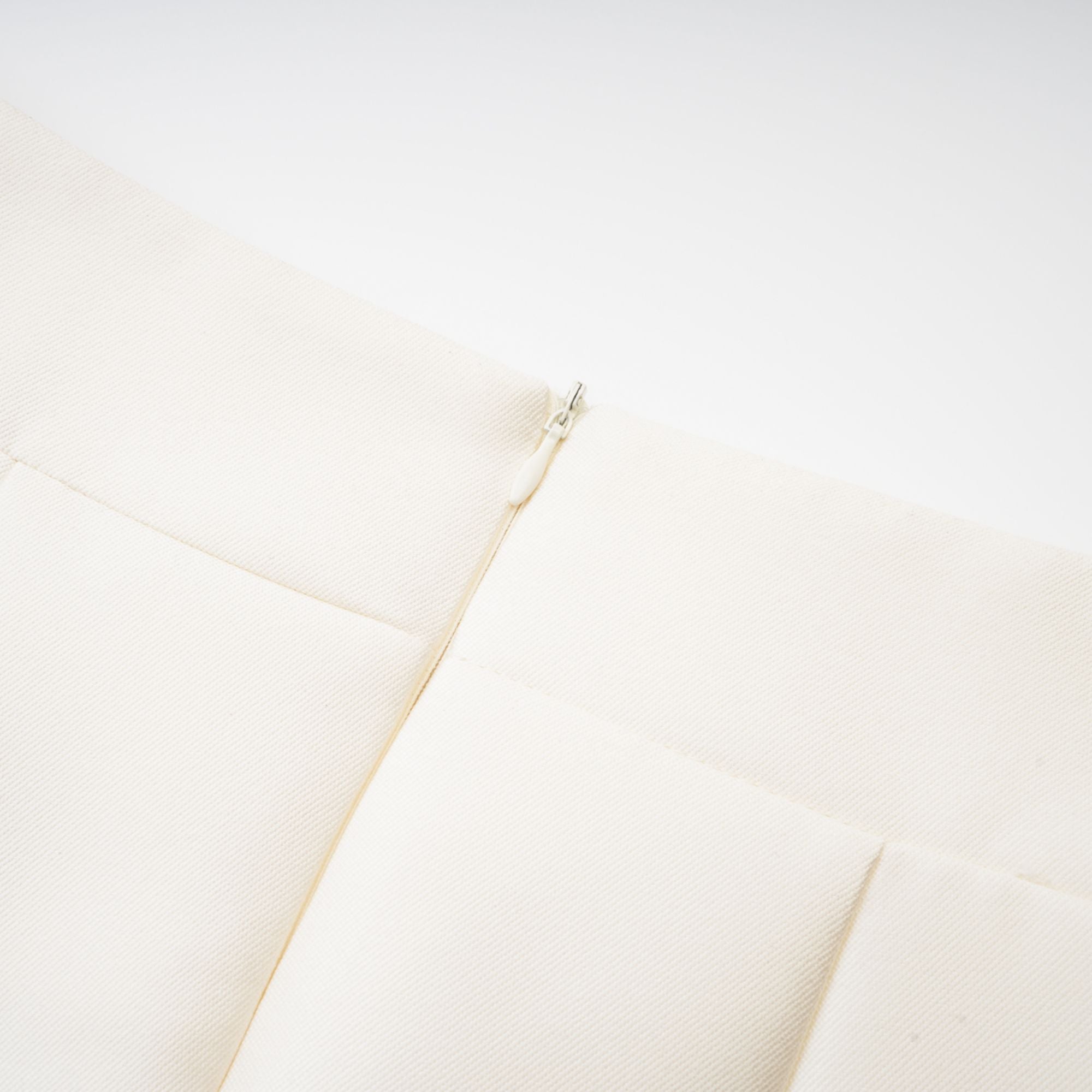 طقم مانون مكون من بلوزة وتنورة باللون الأبيض 