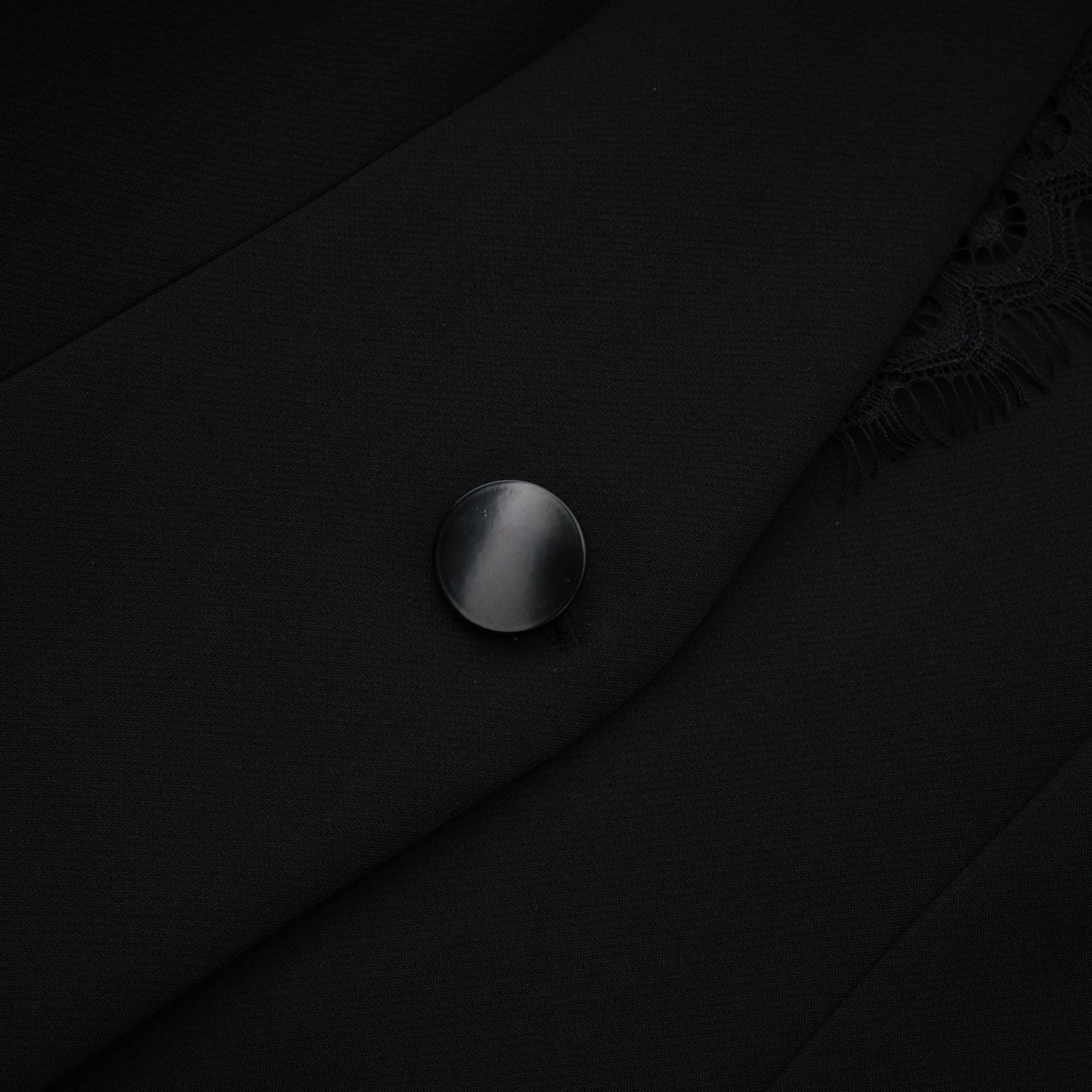 سترة سافرون سوداء بدون ياقة مع حواف من الدانتيل