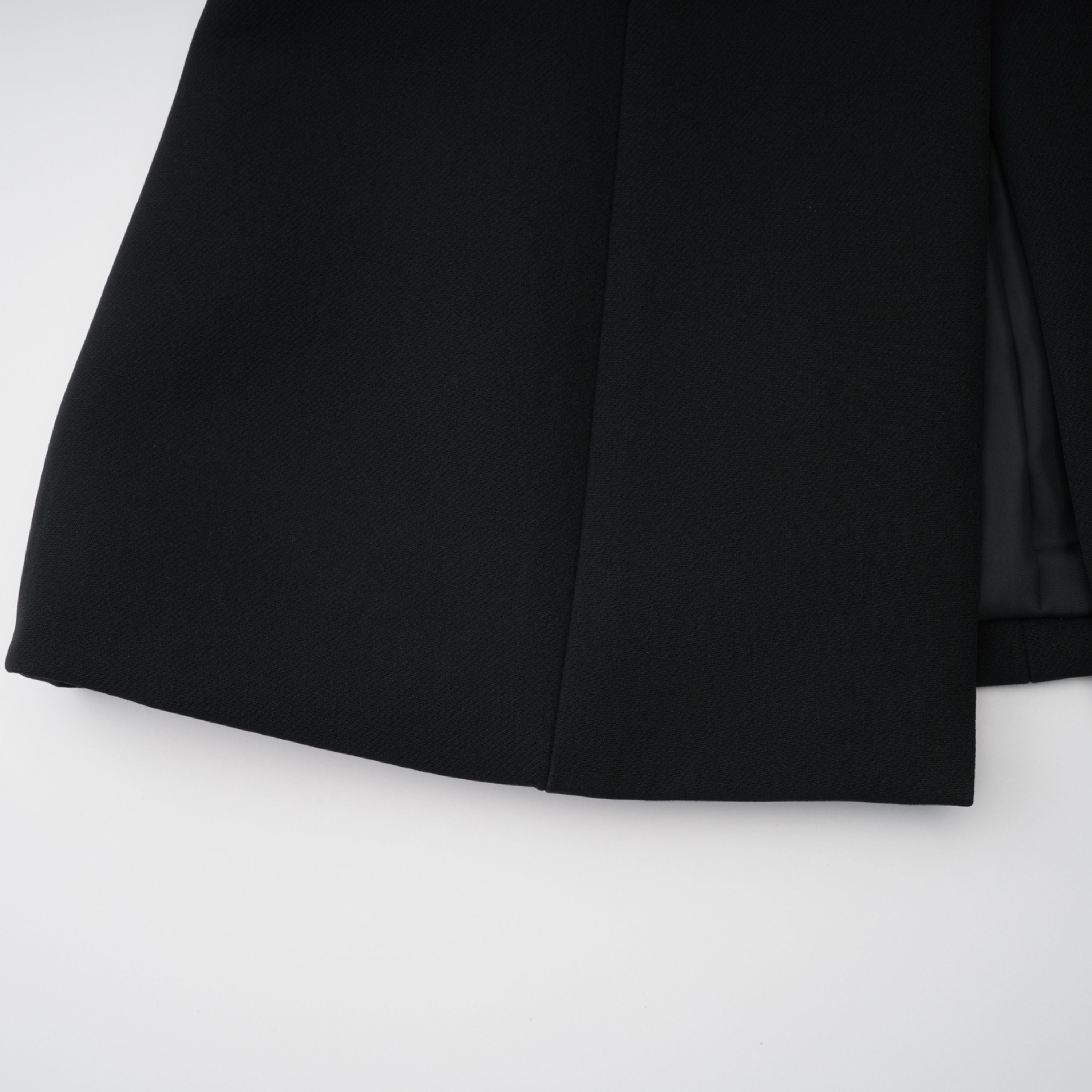 سترة سافرون سوداء بدون ياقة مع حواف من الدانتيل