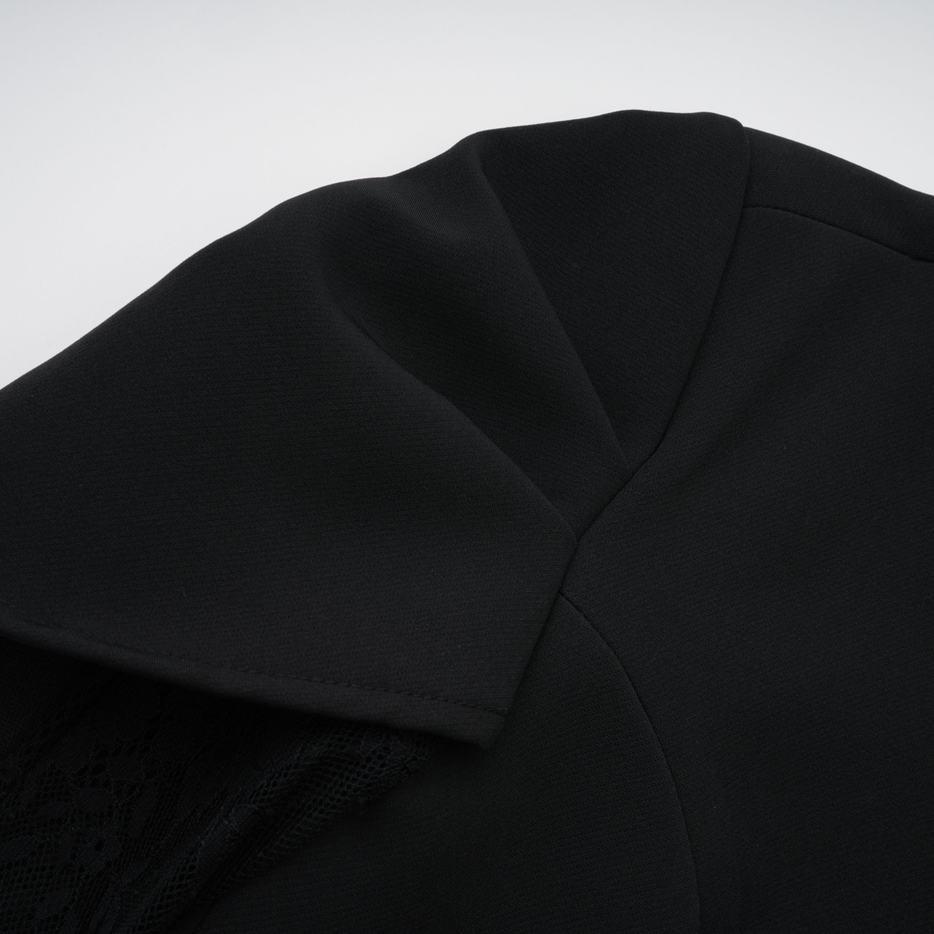 سترة سافرون سوداء بدون ياقة مع حواف من الدانتيل