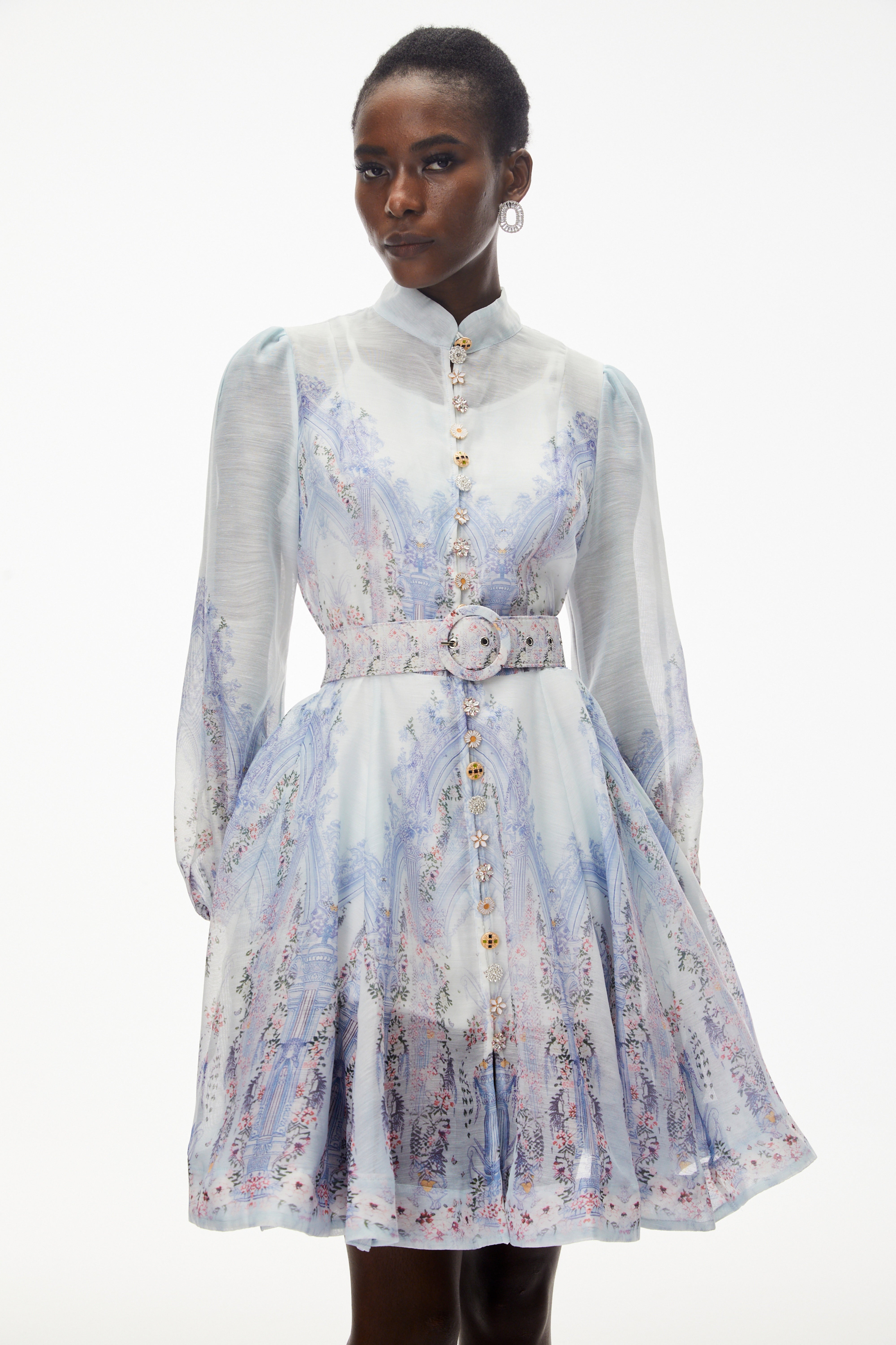 فستان قصير من "سالومي" باللون الأزرق ومزين بزخارف نباتية