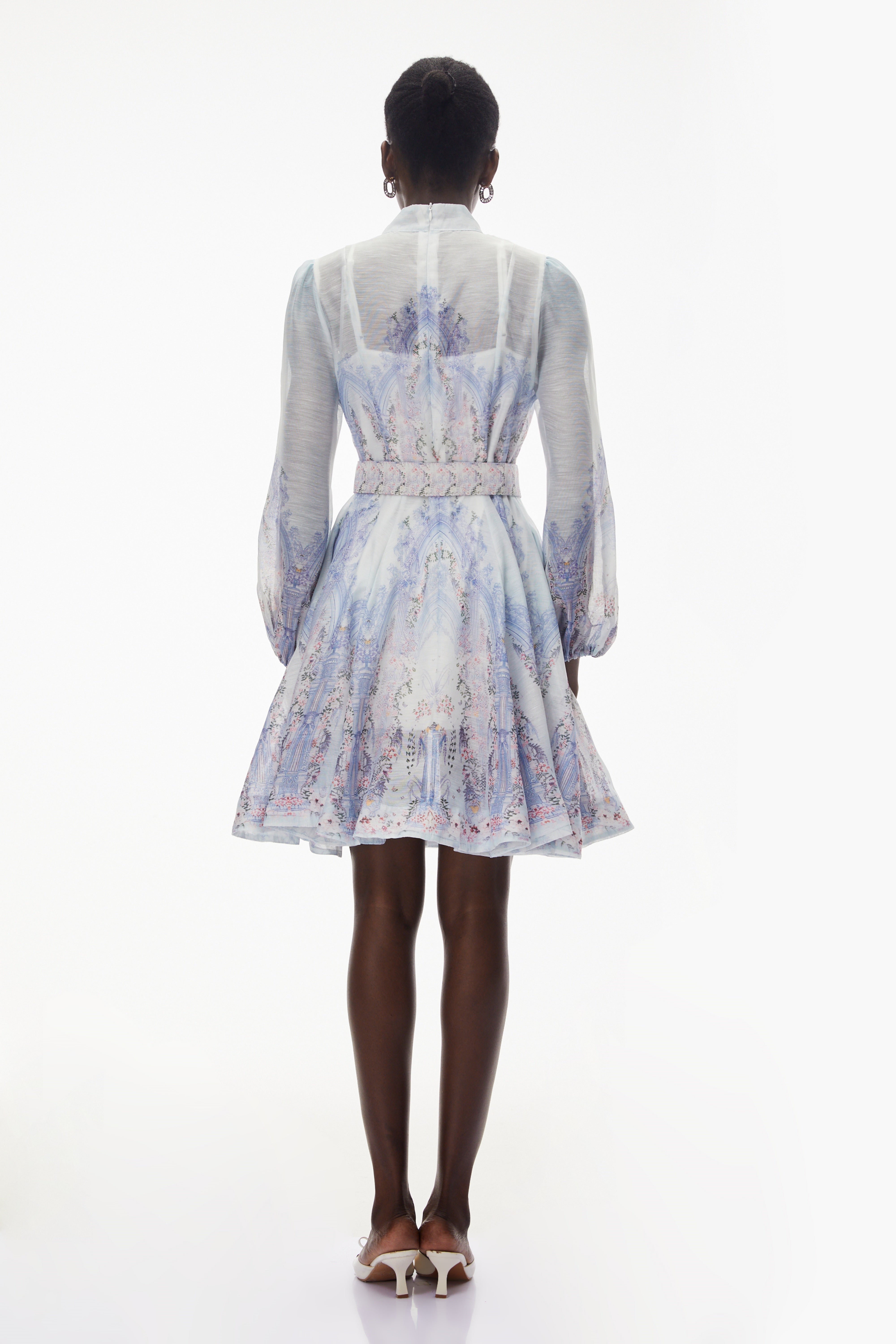 فستان قصير من "سالومي" باللون الأزرق ومزين بزخارف نباتية