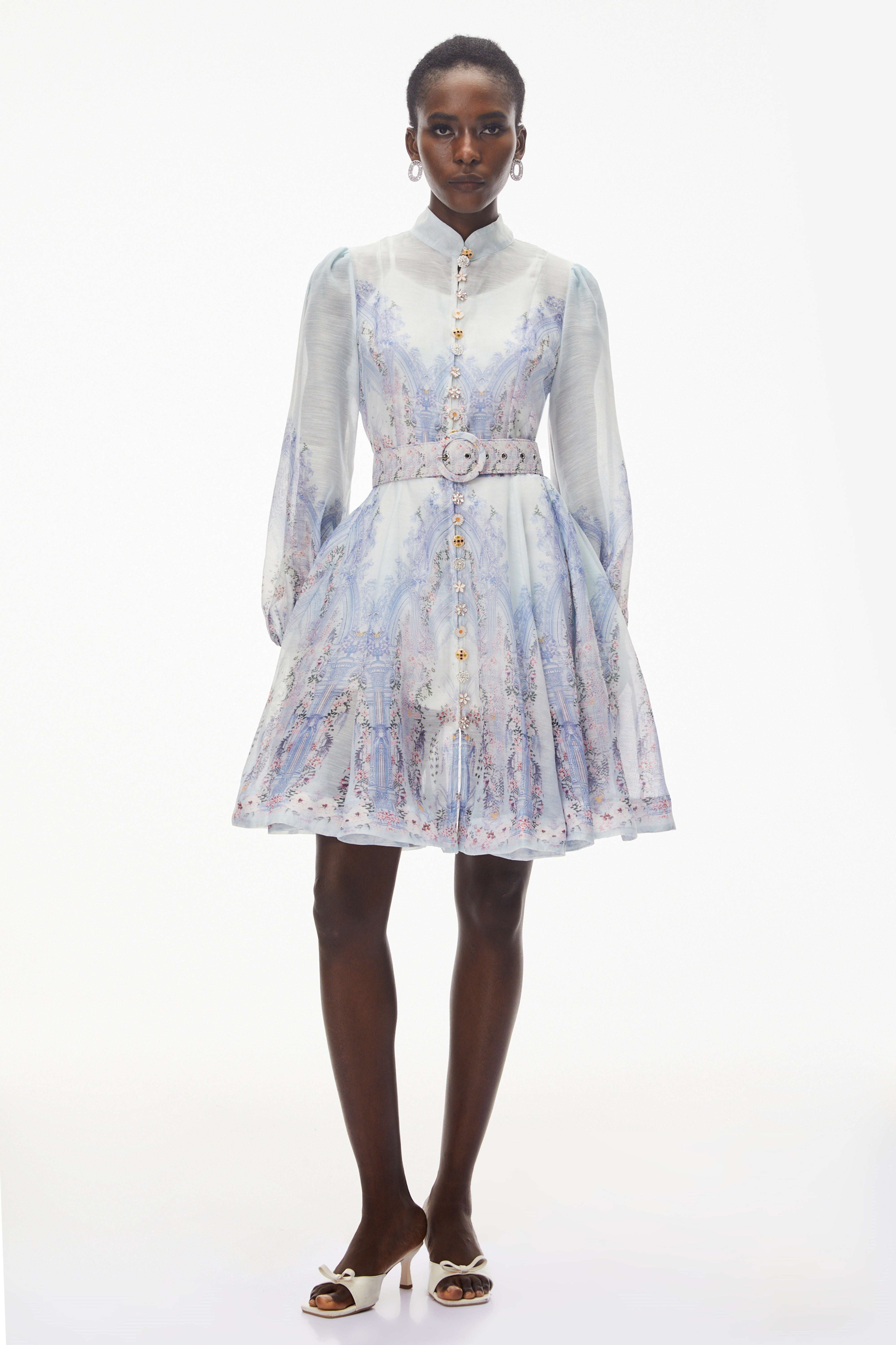 فستان قصير من "سالومي" باللون الأزرق ومزين بزخارف نباتية