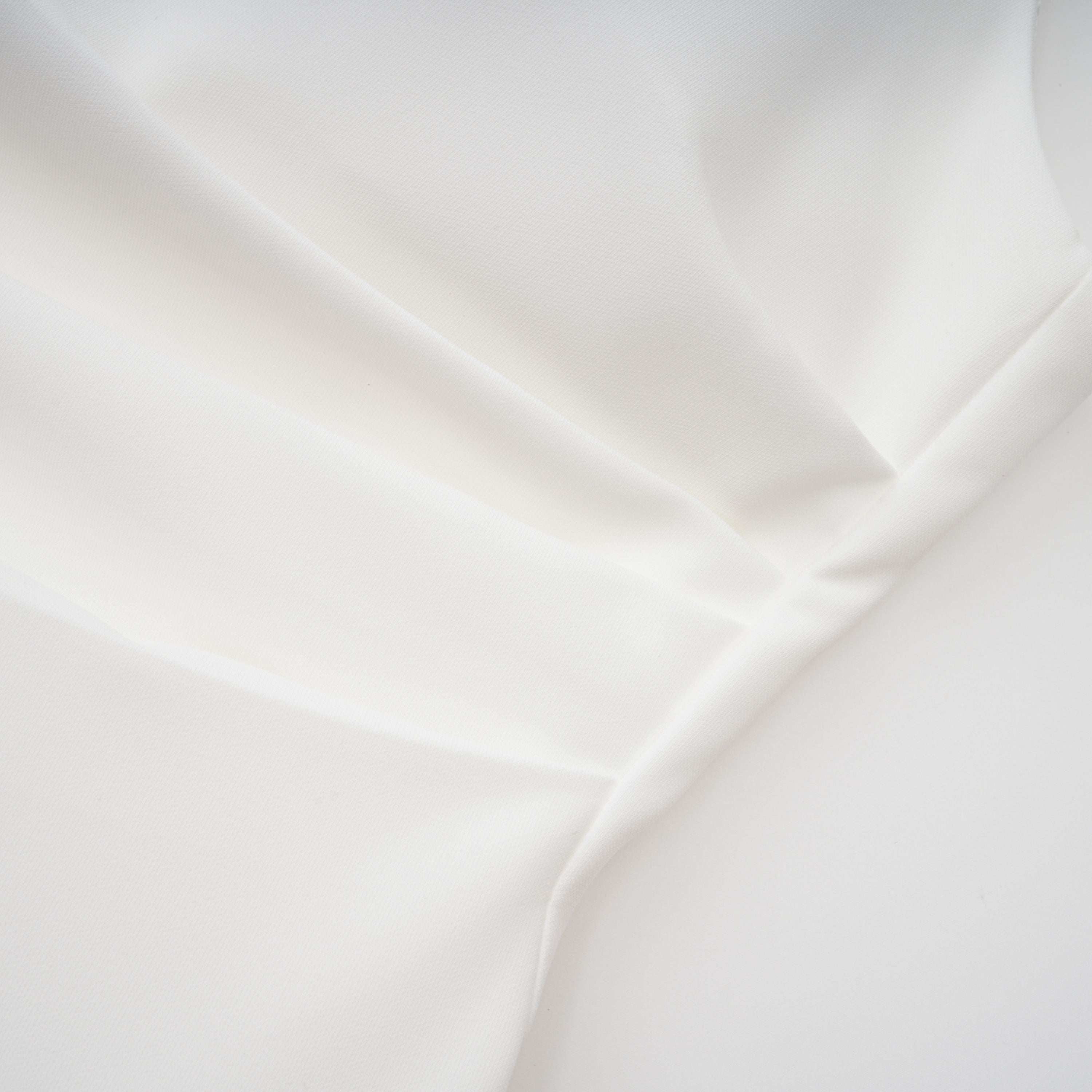 فستان قصير بخصر محدد من تصميم سارة وايت مع رداء