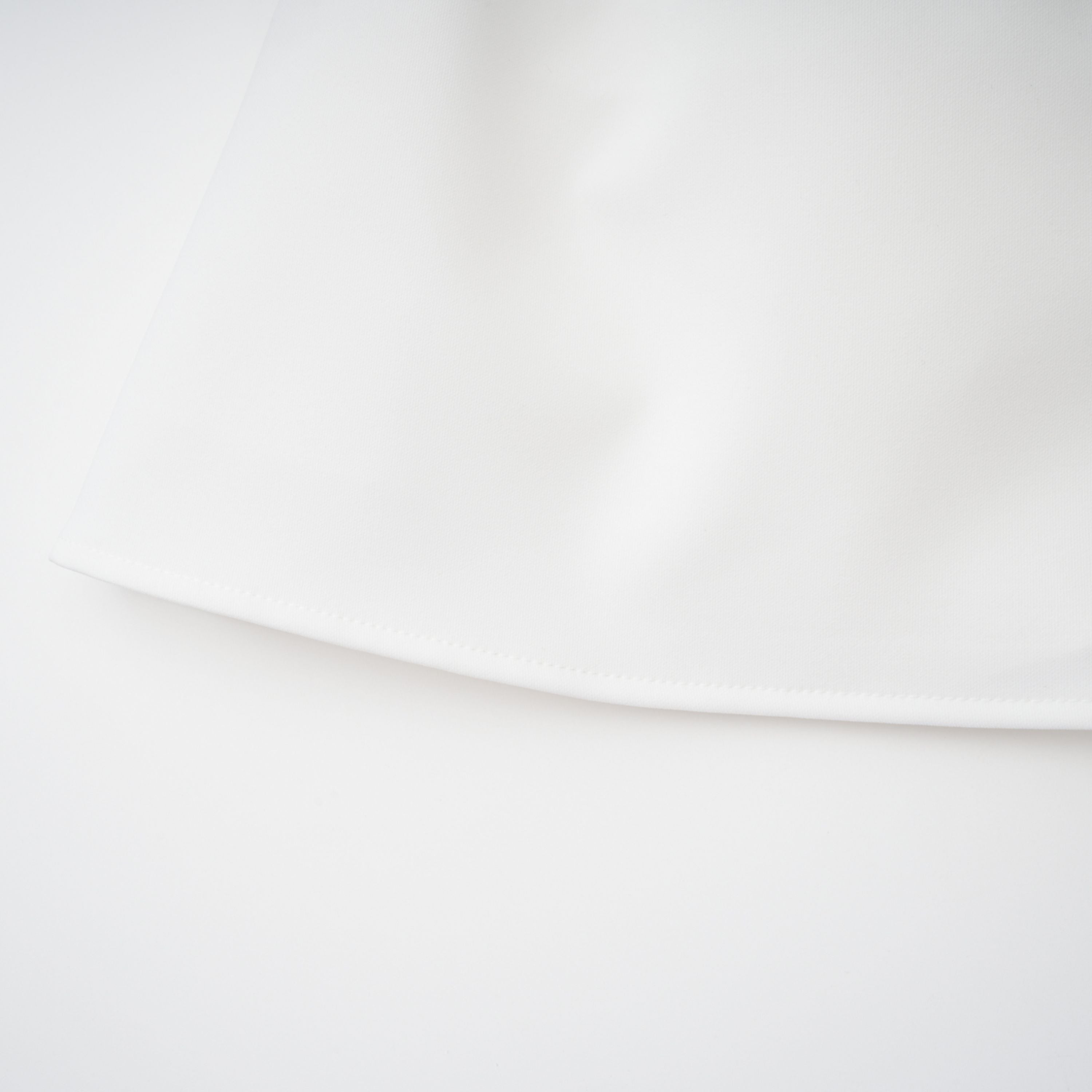 فستان قصير بخصر محدد من تصميم سارة وايت مع رداء