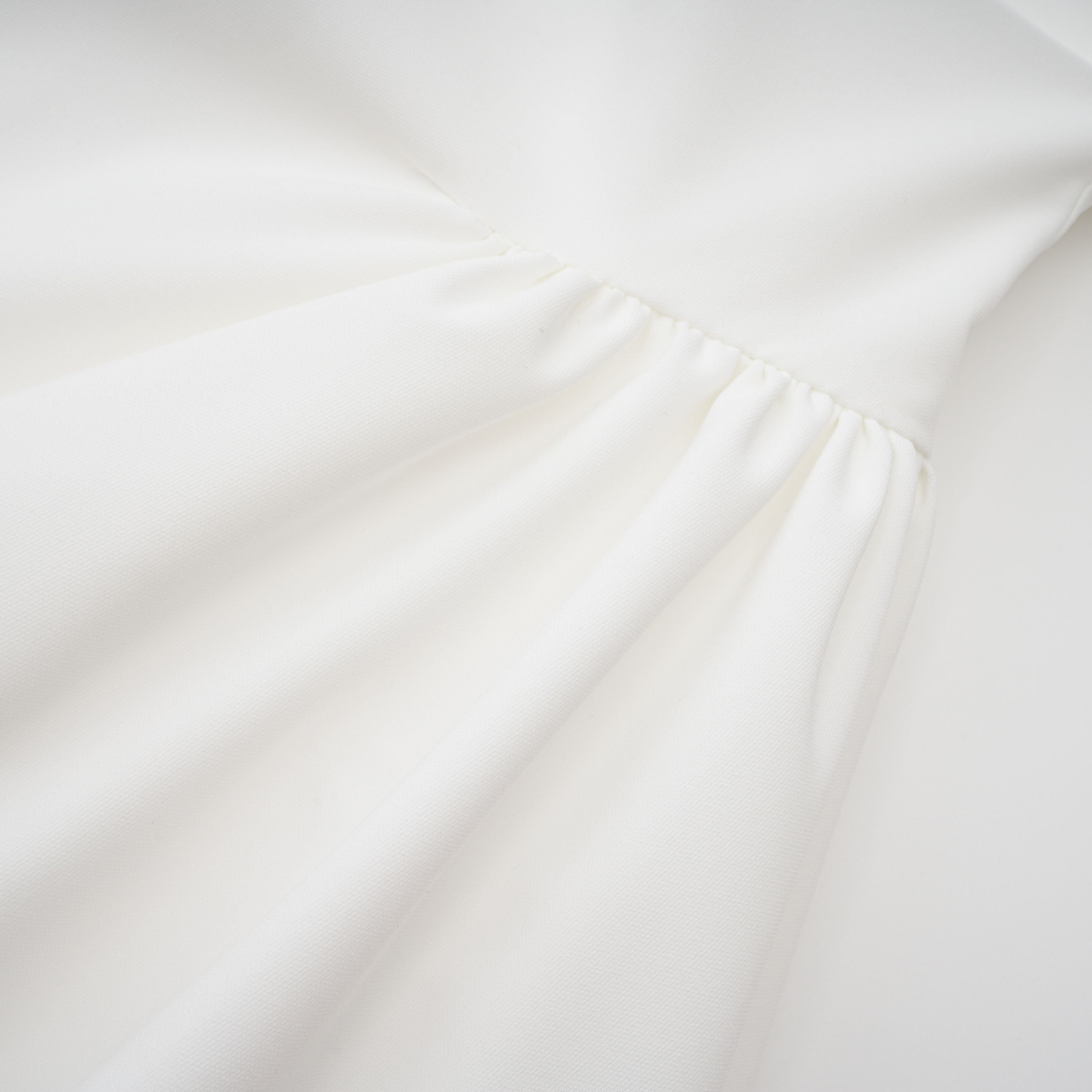 فستان قصير بخصر محدد من تصميم سارة وايت مع رداء