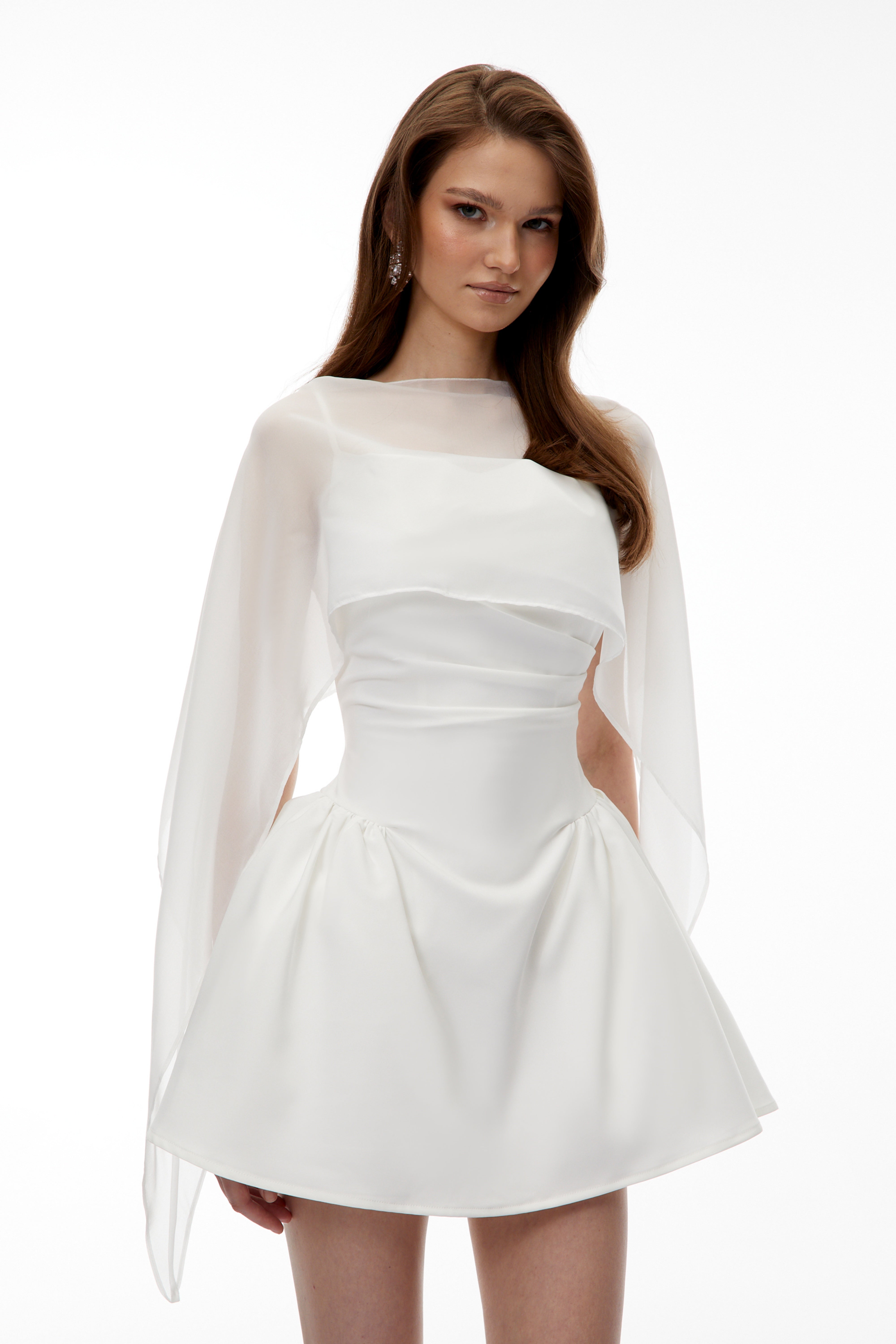 Weißes Minikleid mit geraffter Taille und Cape