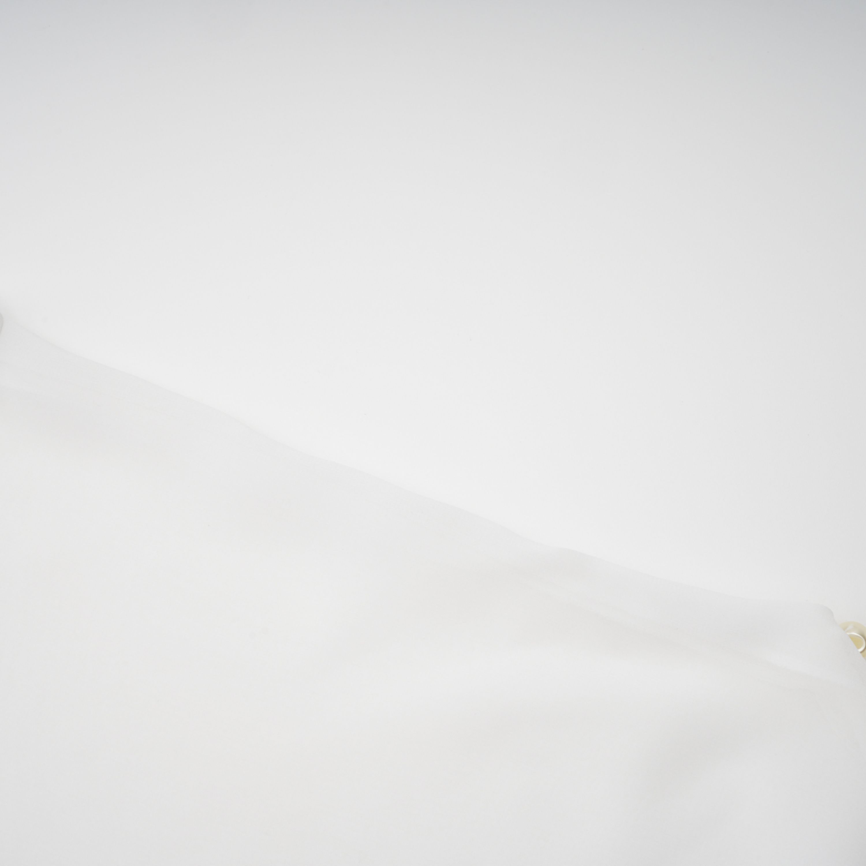 فستان قصير بخصر محدد من تصميم سارة وايت مع رداء