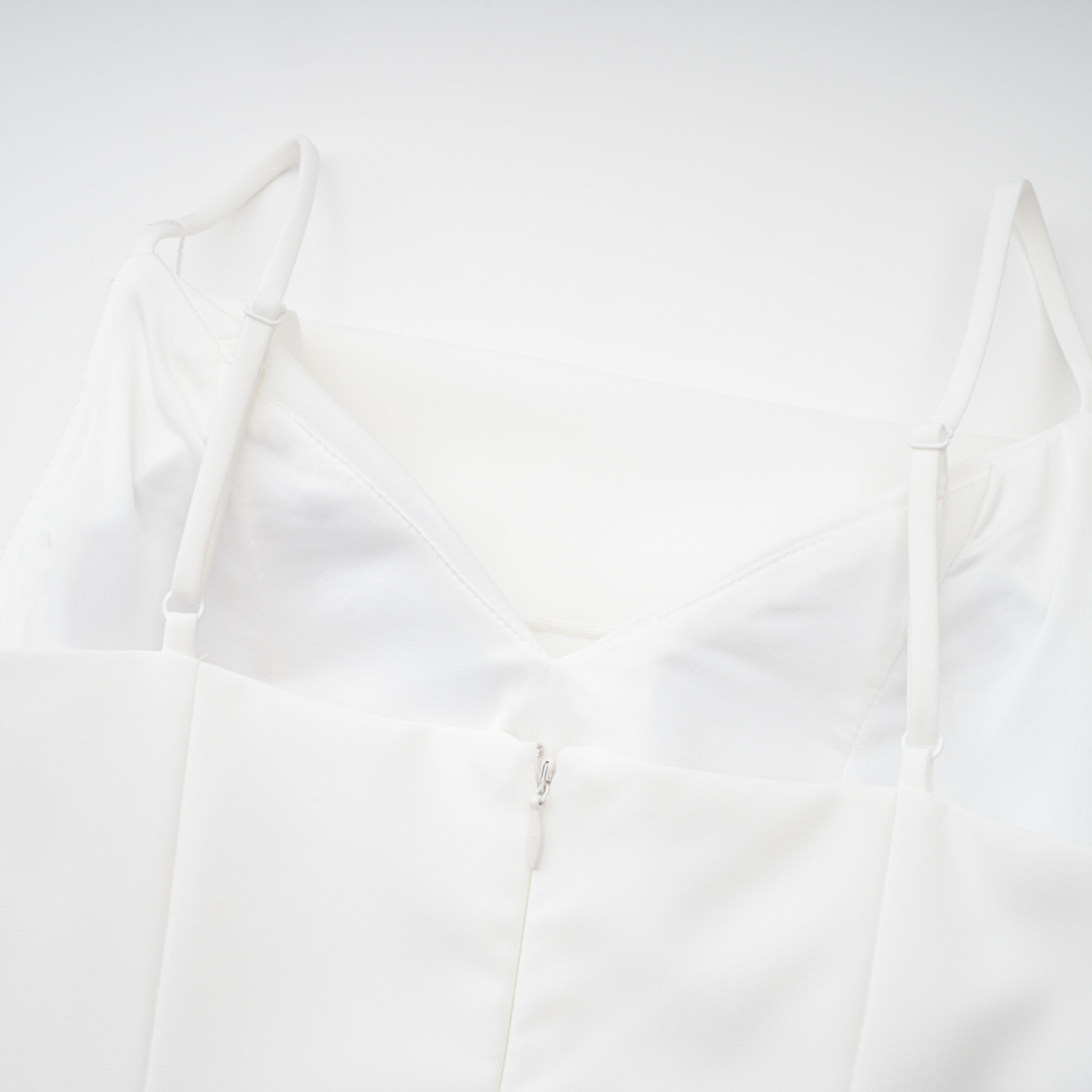 فستان قصير بخصر محدد من تصميم سارة وايت مع رداء