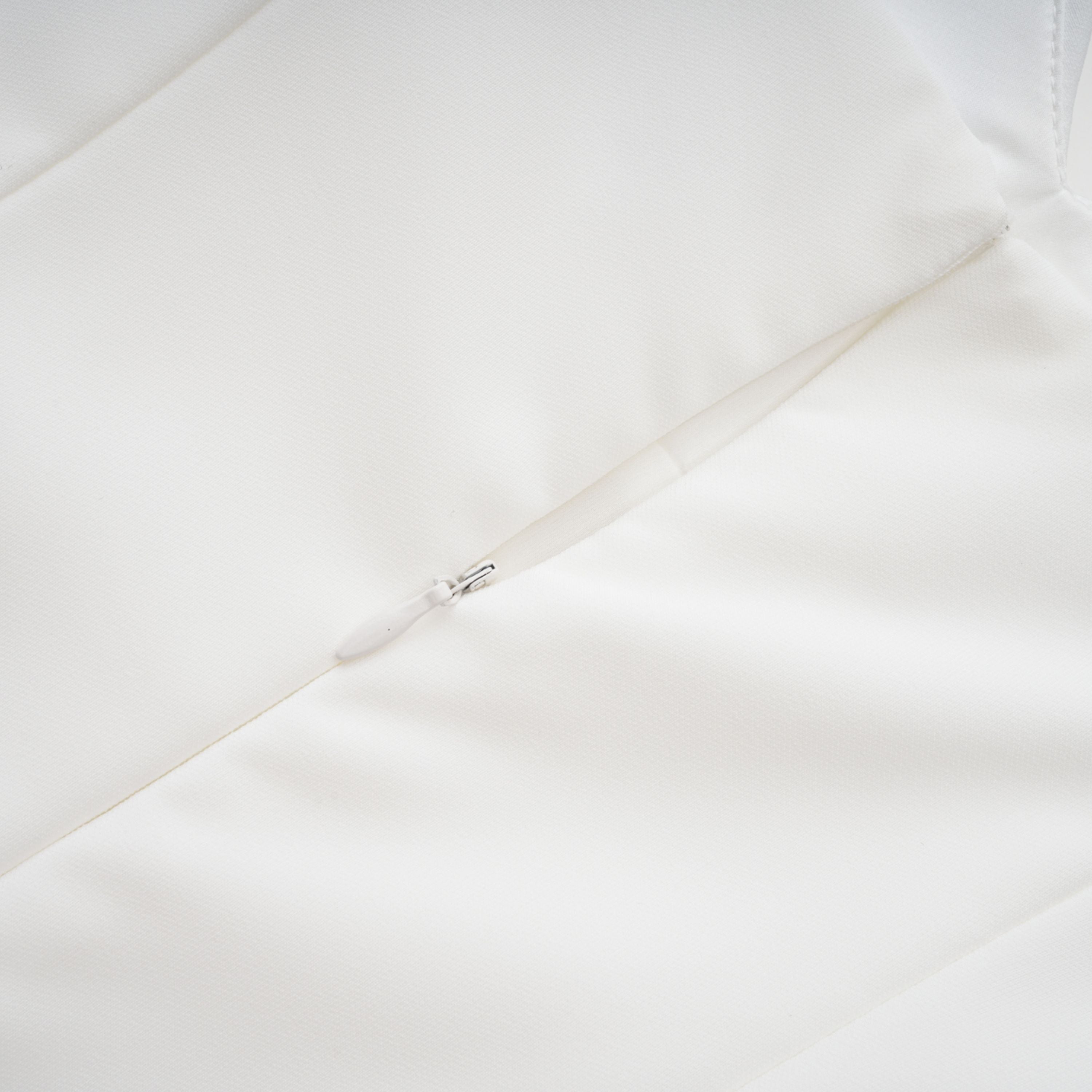 فستان قصير بخصر محدد من تصميم سارة وايت مع رداء