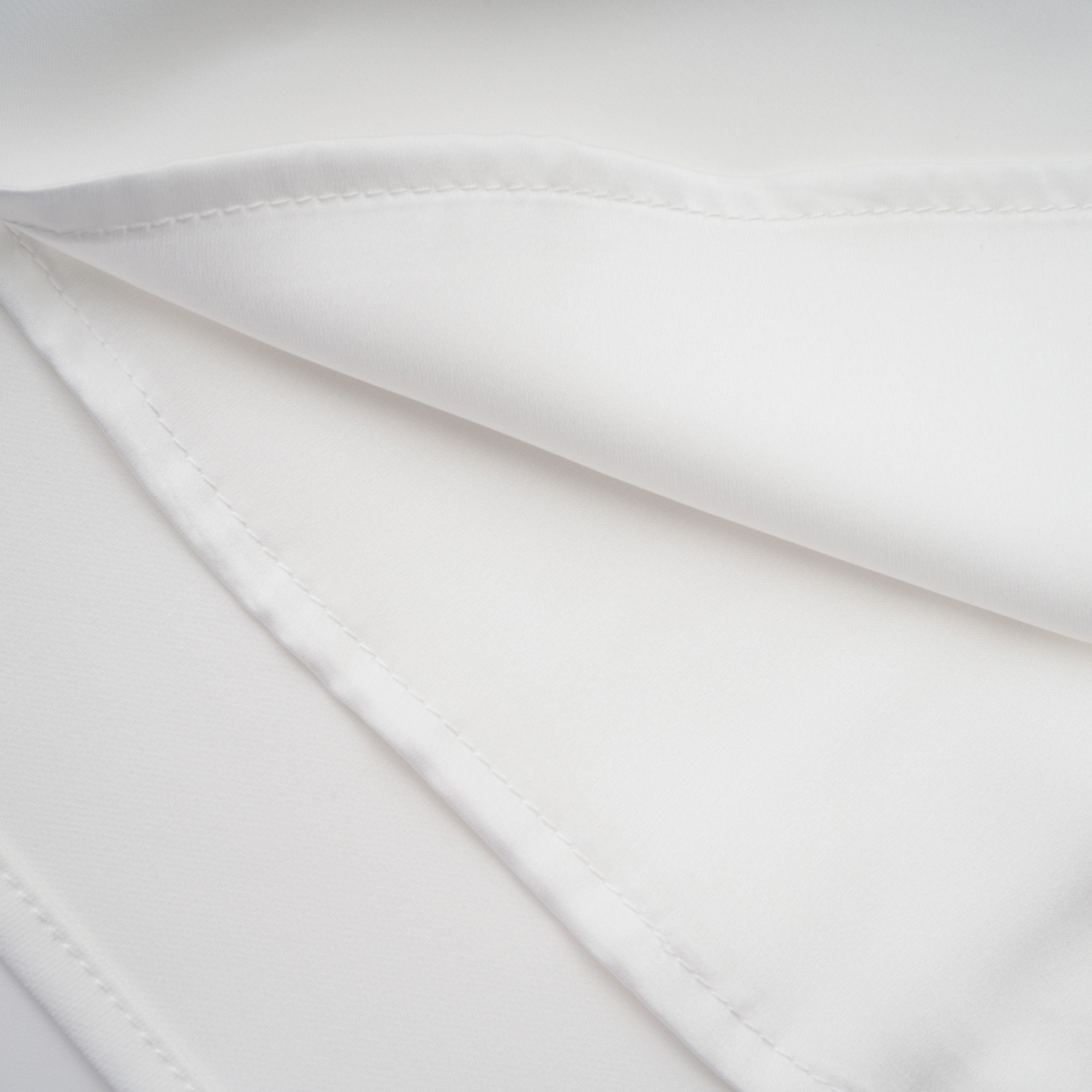 فستان قصير بخصر محدد من تصميم سارة وايت مع رداء