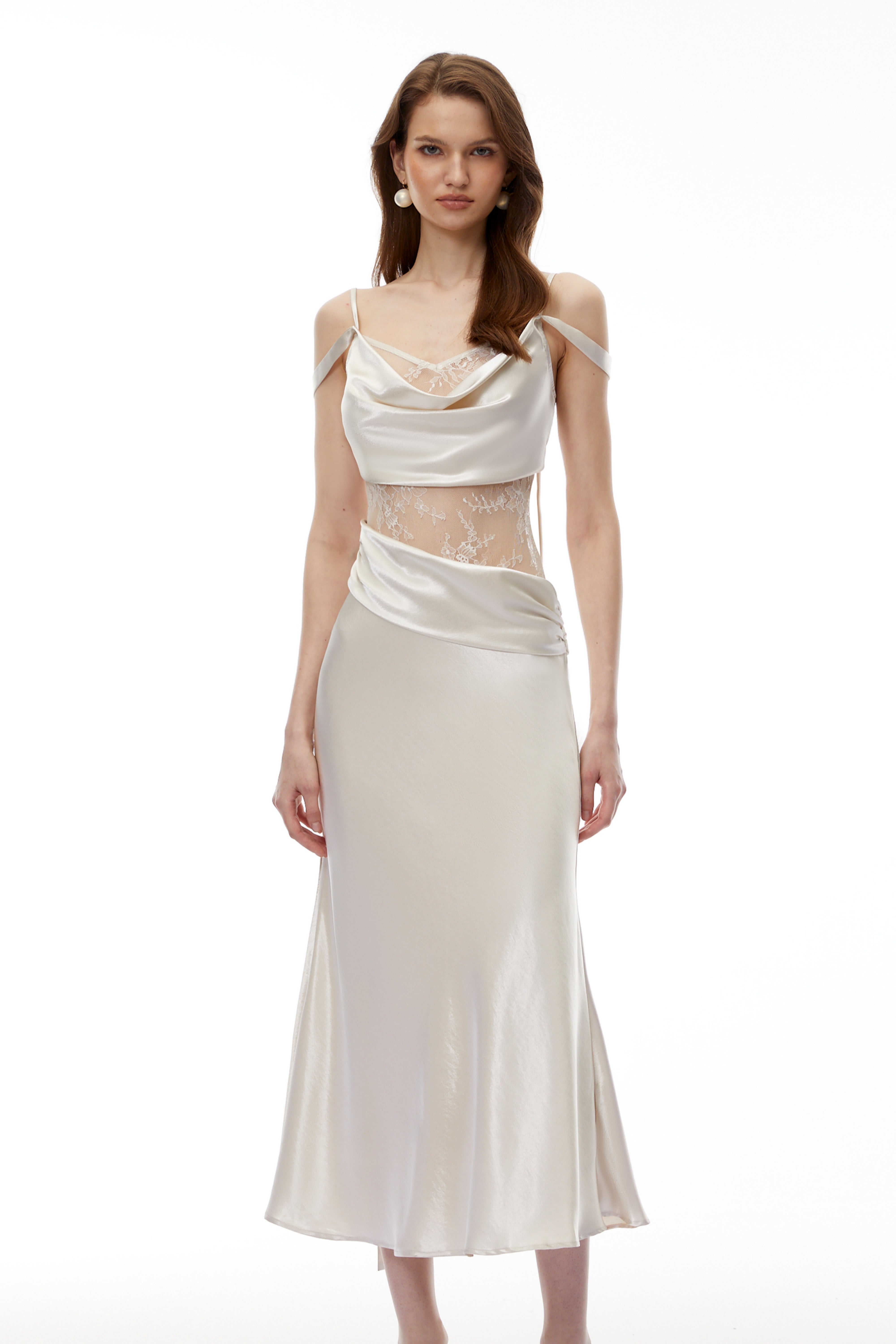 Robe midi en satin blanc avec découpes en dentelle
